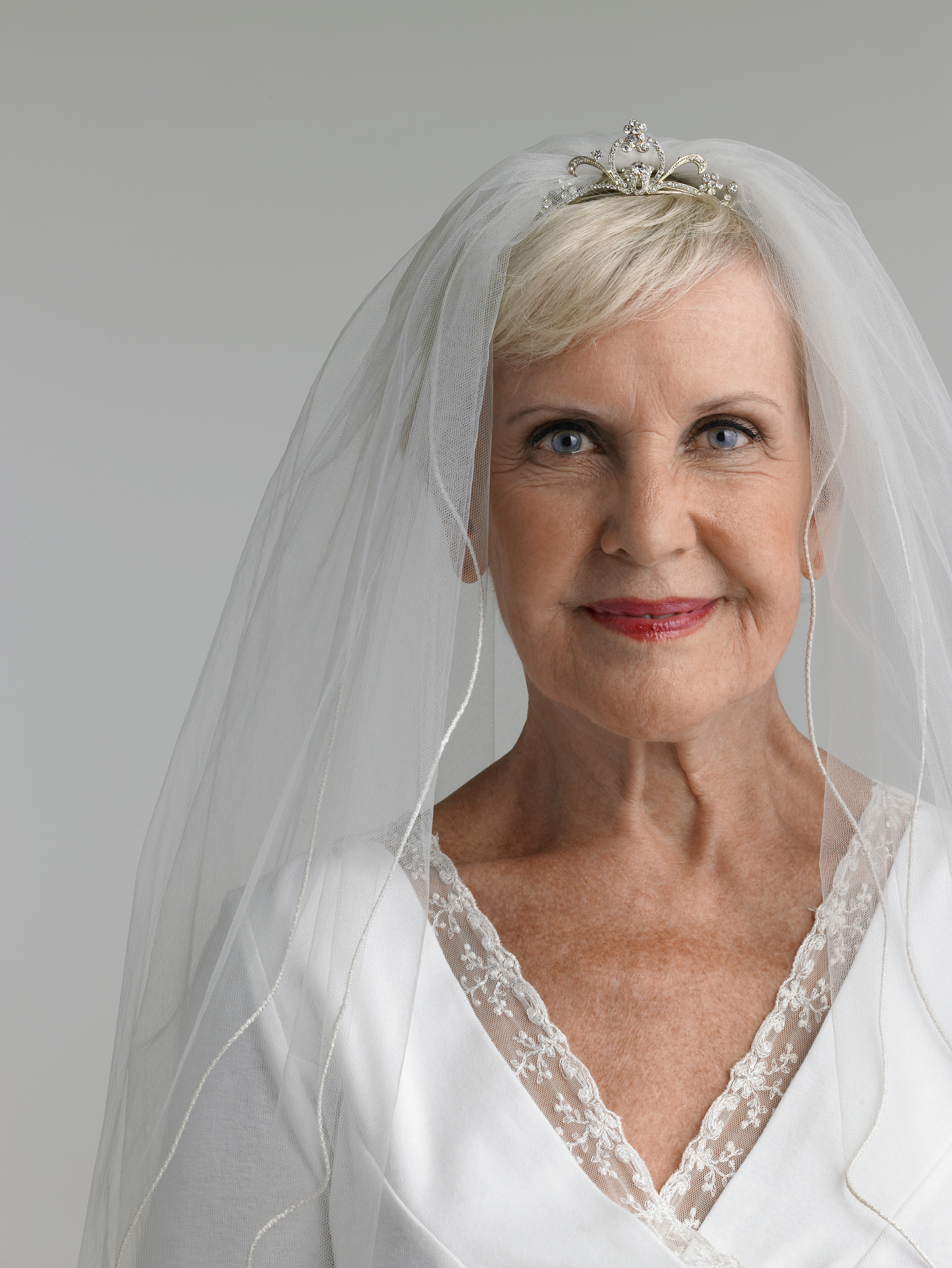 Femme âgée portant une robe de mariée, portrait | Source : Getty Images