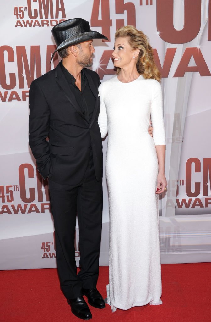 Tim McGraw et Faith Hill sur le tapis rouge de la 45e cérémonie des CMA Awards, en 2011, à Nashville, dans le Tennessee. | Photo : Getty Images