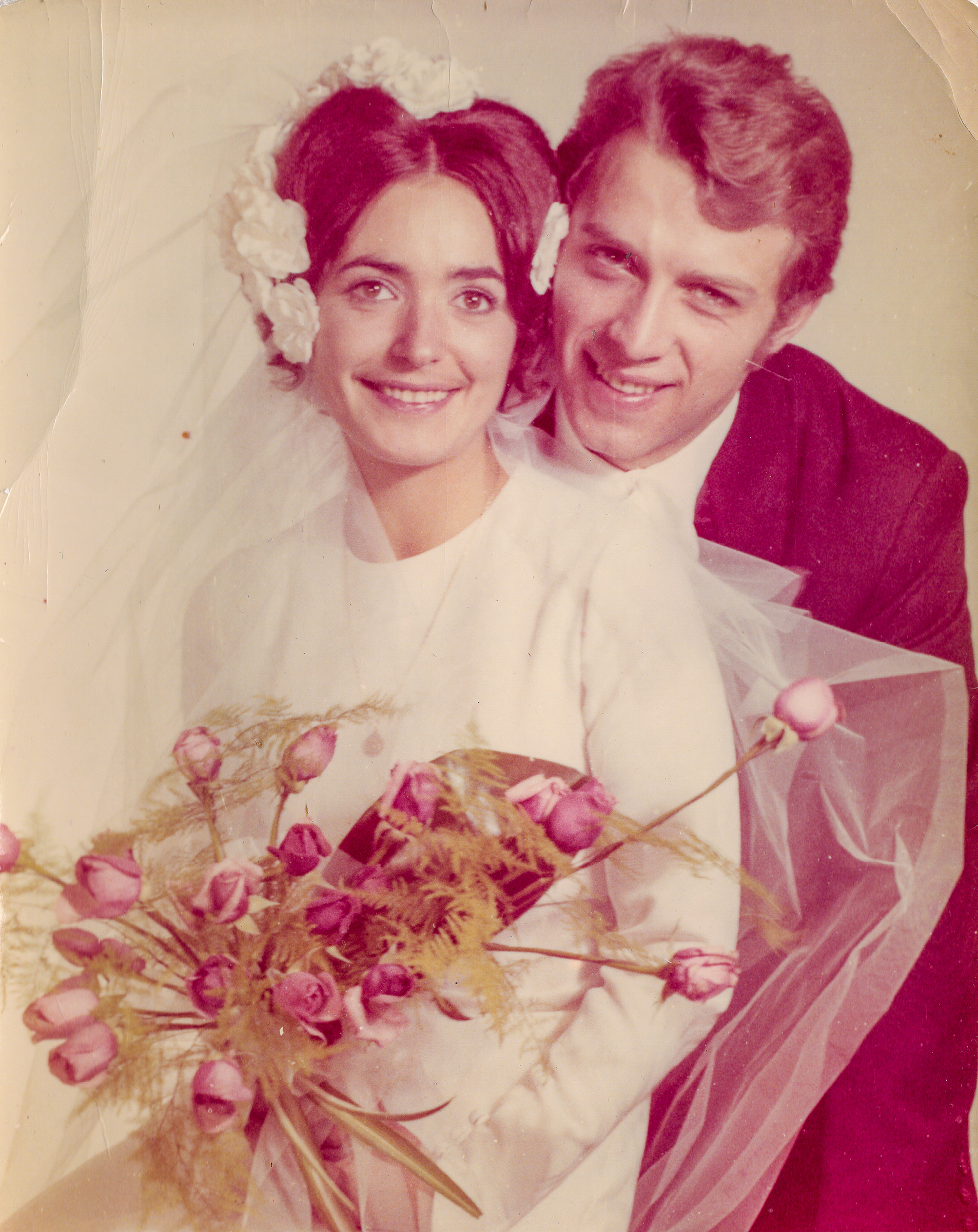 Une photo vintage d'un couple de jeunes mariés, vers 1970 | Source : Shutterstock