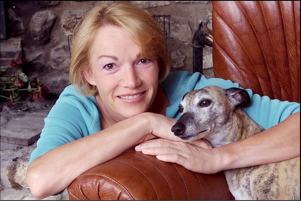 Brigitte Lahaie chez elle en France en août 2001. | Photo : Getty Images