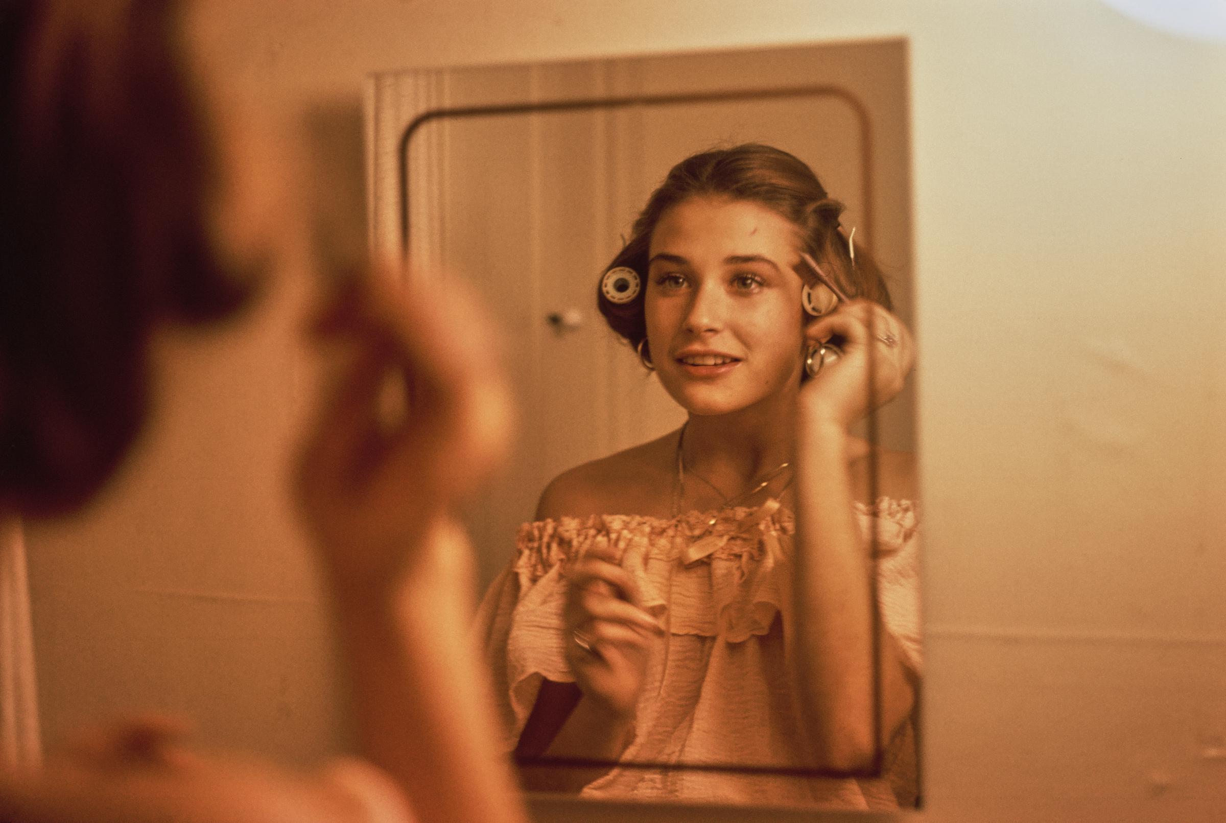Demi Moore lors d'une séance photo expliquant la vie typique d'une adolescente de Los Angeles à Los Angeles, Californie, vers 1977. | Source : Getty Images
