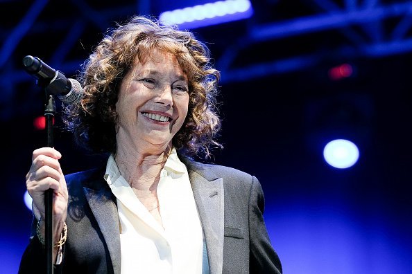 L'actrice et chanteuse Jane Birkin se produit sur scène.| Photo : Getty Images