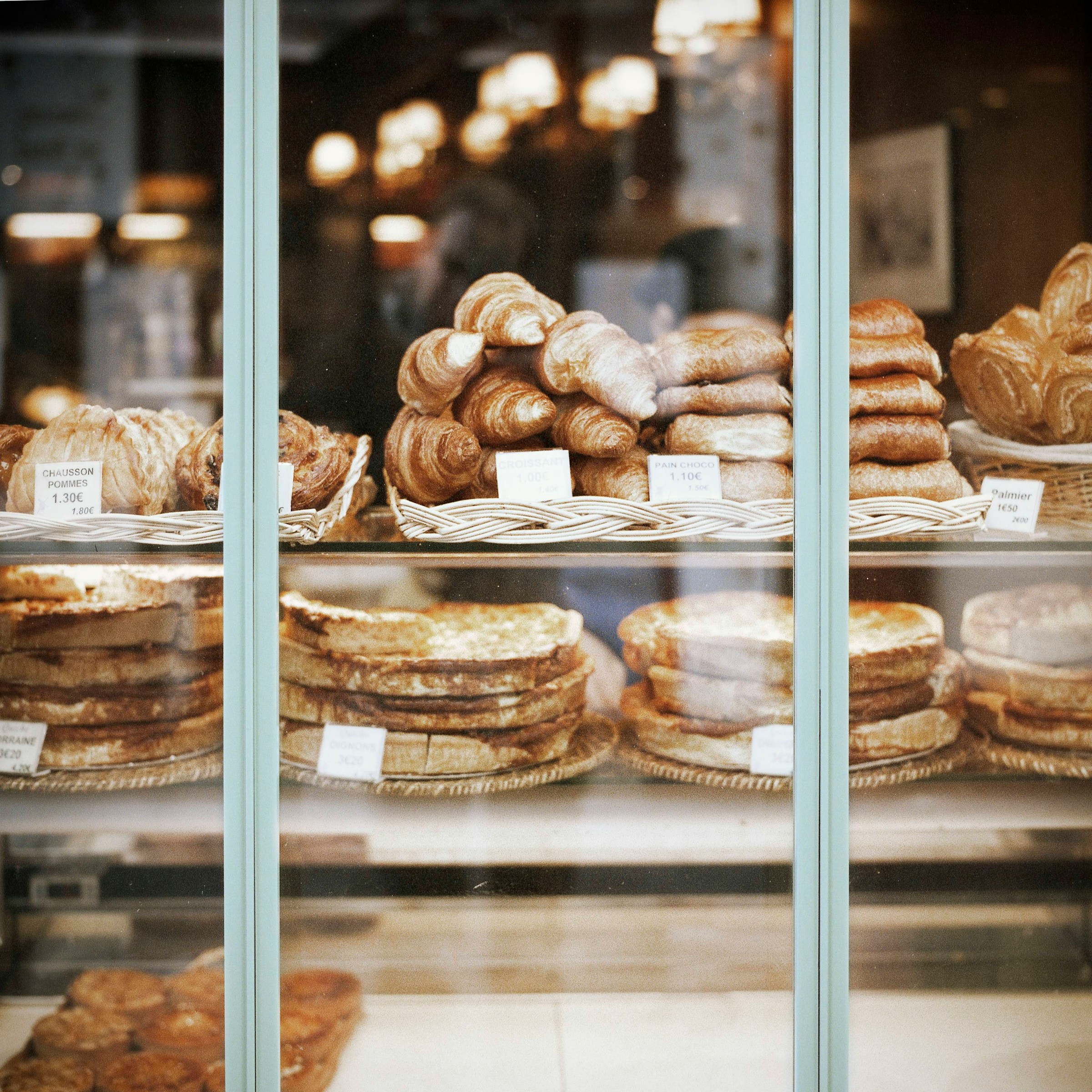 Un présentoir dans une boulangerie | Source : Unsplash