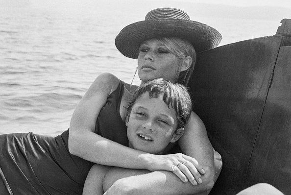 Brigitte Bardot et son fils Nicolas Charrier à La Madrague en aout 1967, France. | Photo : Getty Images