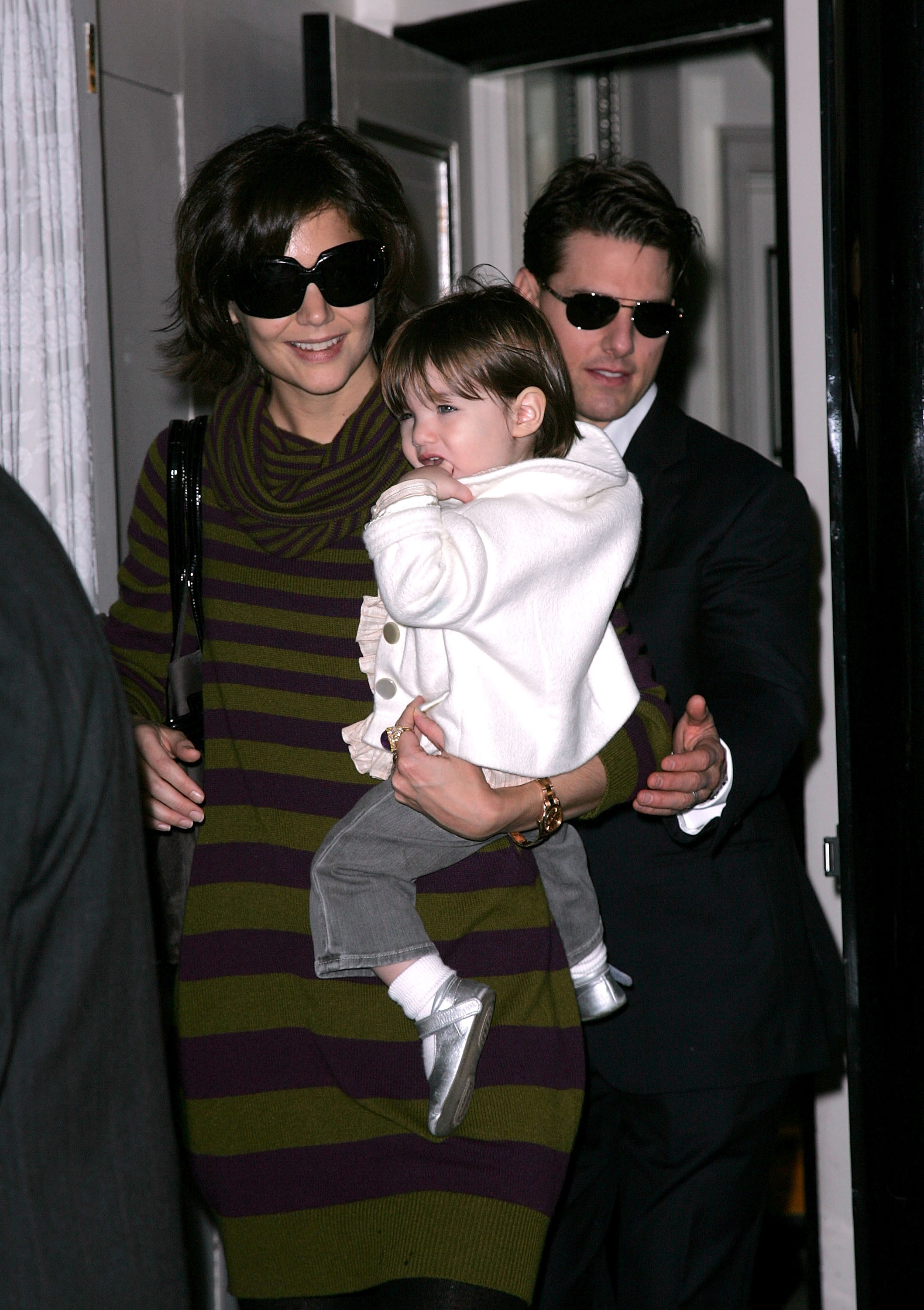 Katie Holmes et Tom Cruise avec leur fille Suri à New York le 19 octobre 2007 | Source : Getty Images