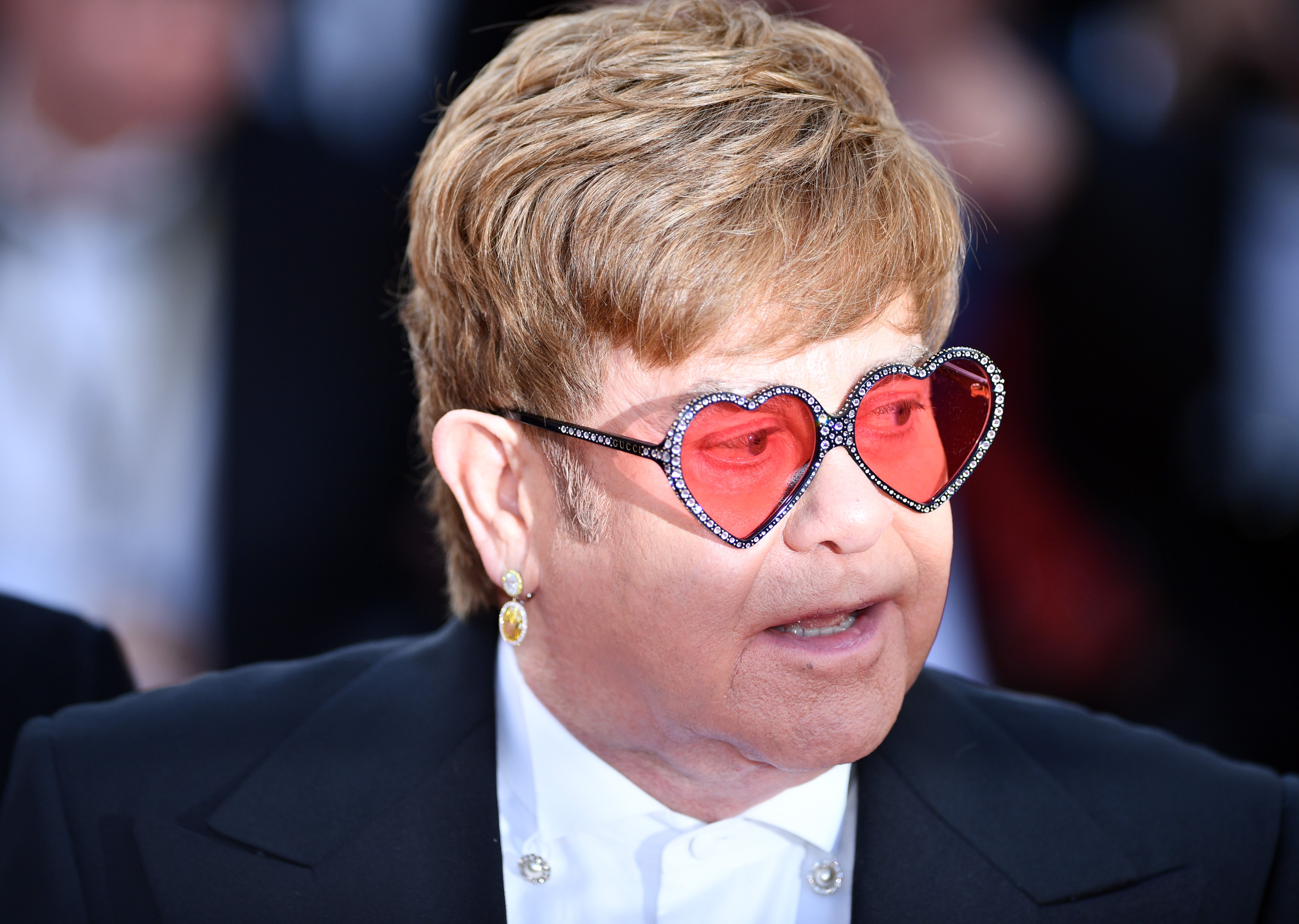 Elton John arrive pour la projection du film 'Rocketman' lors de la 72e édition du Festival de Cannes à Cannes, en France, le 16 mai 2019 | Source : Getty Images