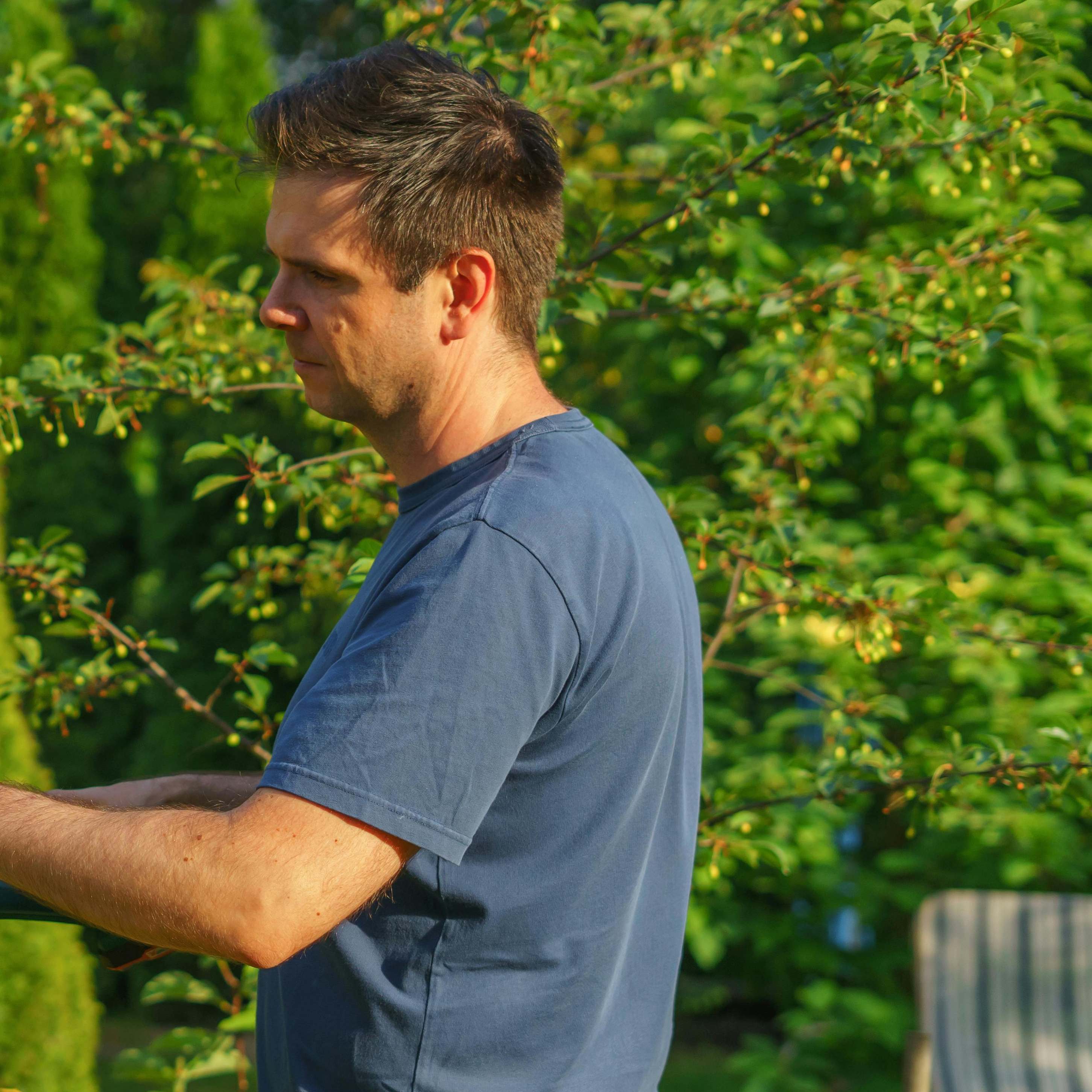 Un homme debout dans une cour | Source : Pexels