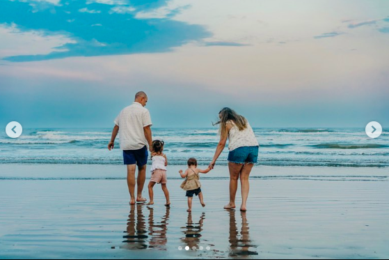 Une photo de la famille de la mère à la plage, postée le 4 août 2023 | Source : Instagram/ourlittlekrew
