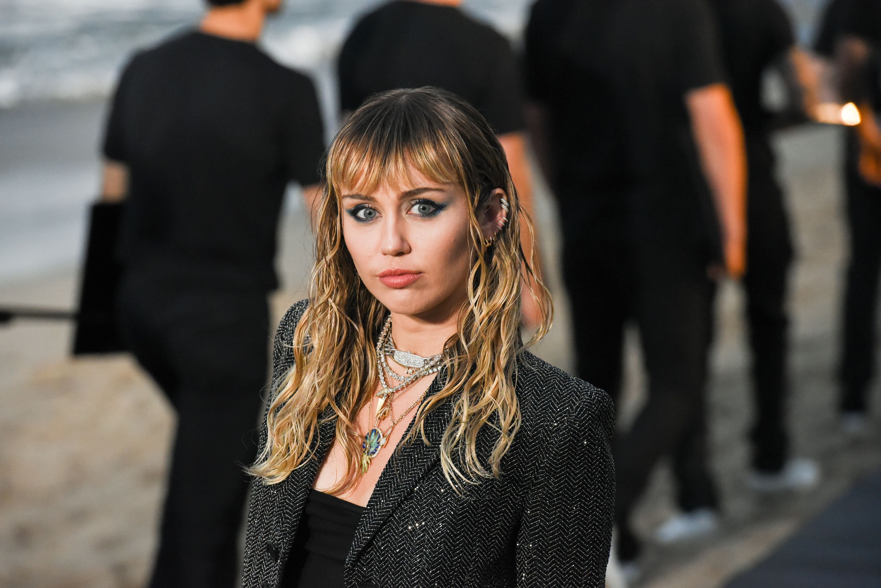 Miley Cyrus au défilé printemps-été 20 masculin de Saint Laurent. | Photo : Presley Ann / WireImage / Getty Images