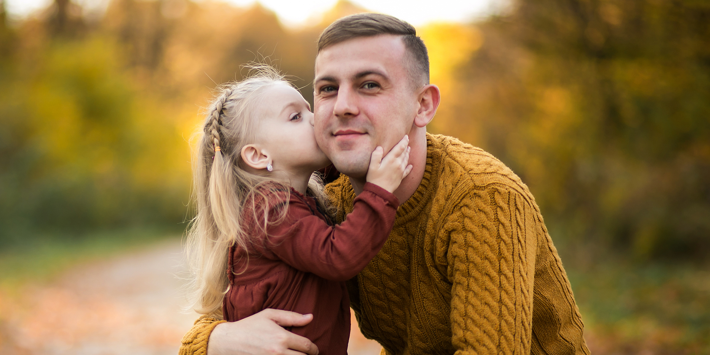 Un homme qui serre sa petite fille dans ses bras | Source : Freepik