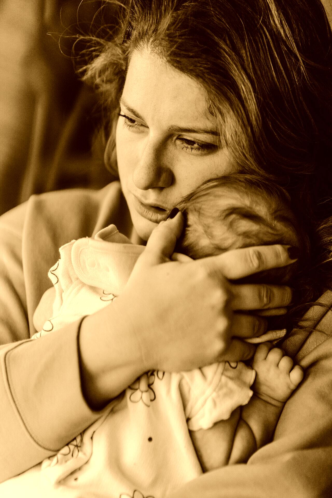 Une mère célibataire désespérée les a laissés tous les deux à l'orphelinat. | Source : Pexels