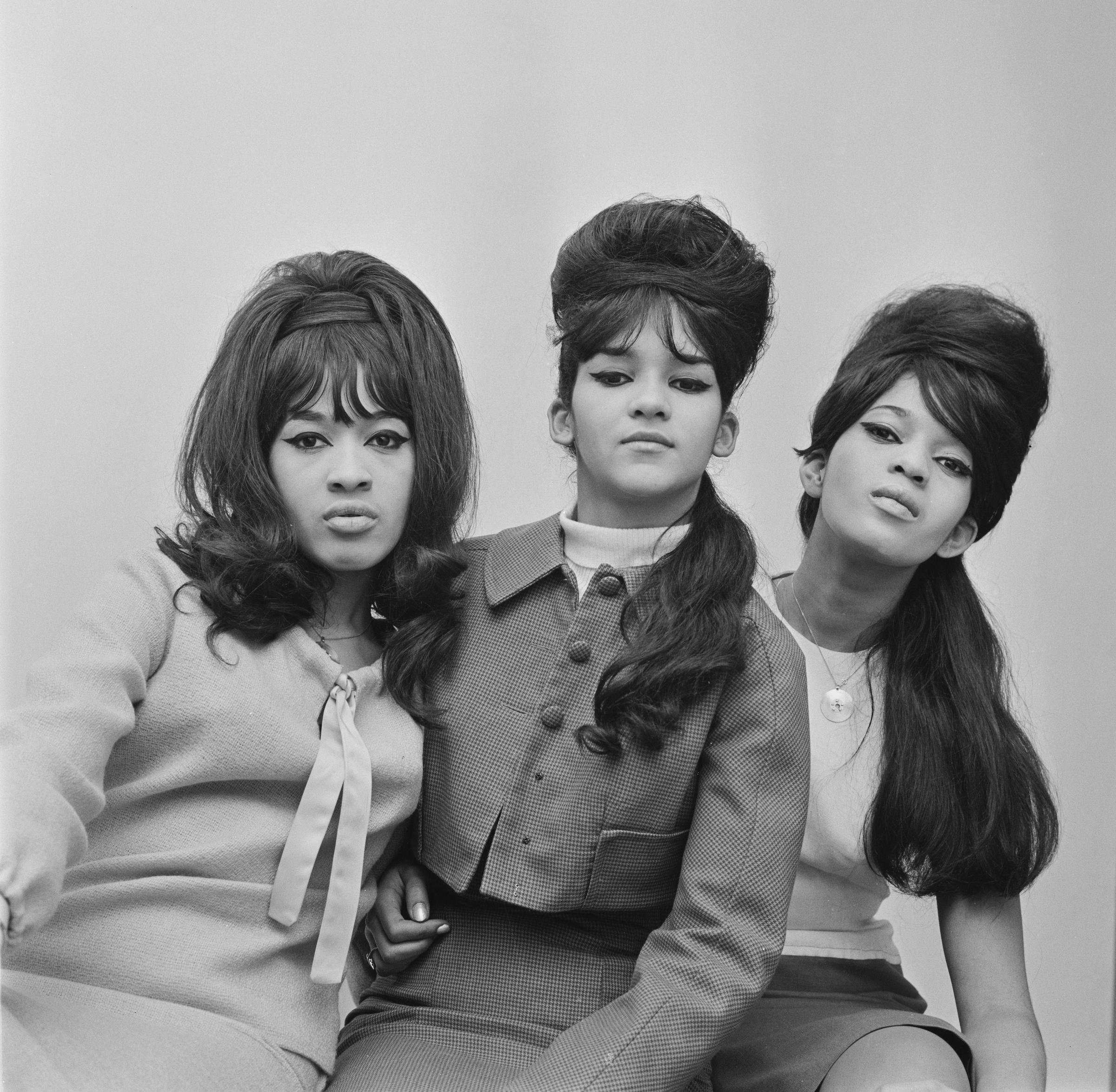Veronica Bennett (qui deviendra plus tard Ronnie Spector), Nedra Talley et Estelle Bennett, membres des « Ronettes », photographiées le 11 janvier 1964 | Source : Getty Images