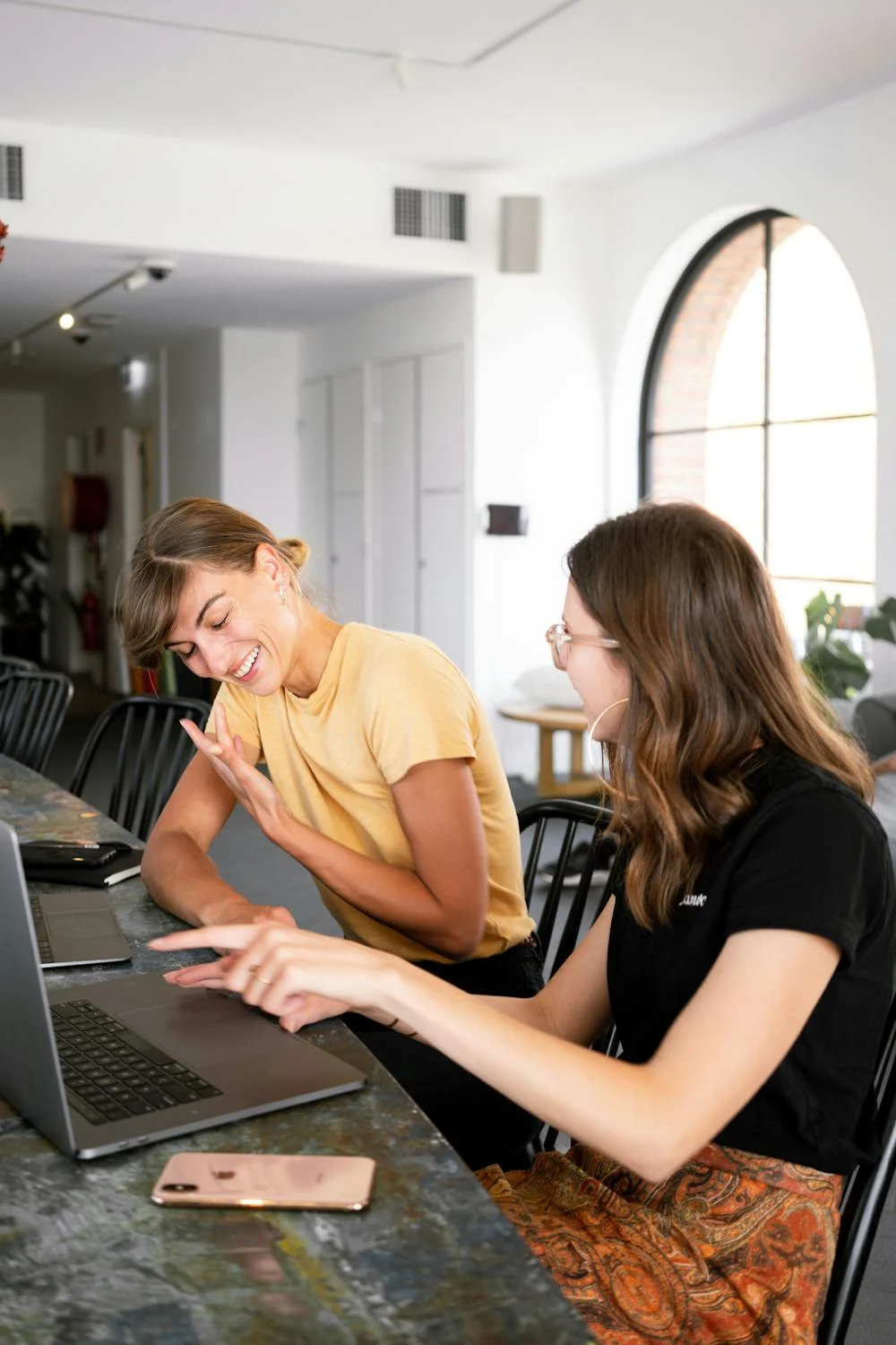 Des femmes souriantes dans leur bureau | Source : Pexels