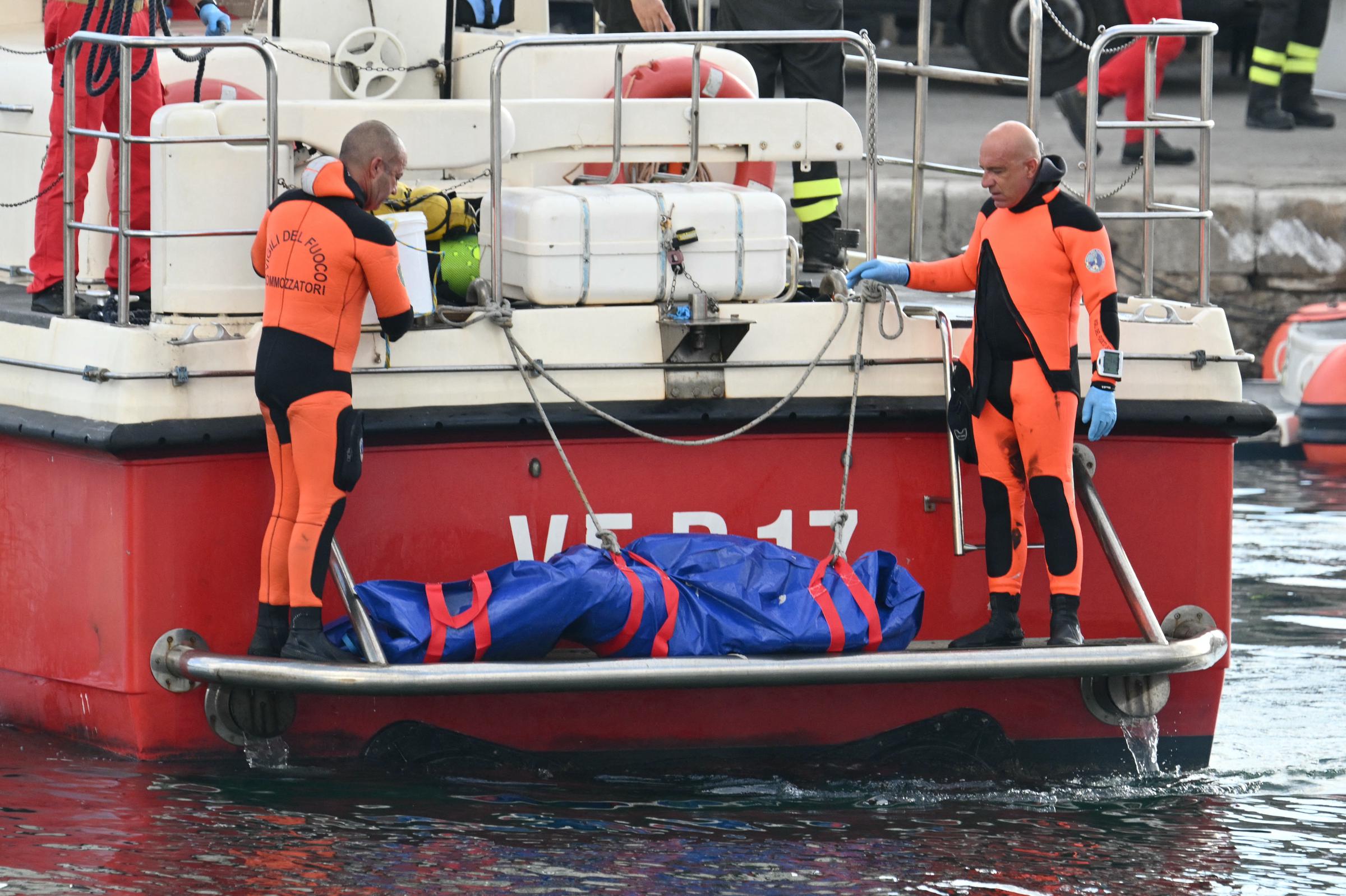 Des sauveteurs portent un corps après le retour des plongeurs dans le port de Porticello, près de Palerme, le 22 août 2024, trois jours après le naufrage du yacht de luxe Bayesian battant pavillon britannique. | Source : Getty Images