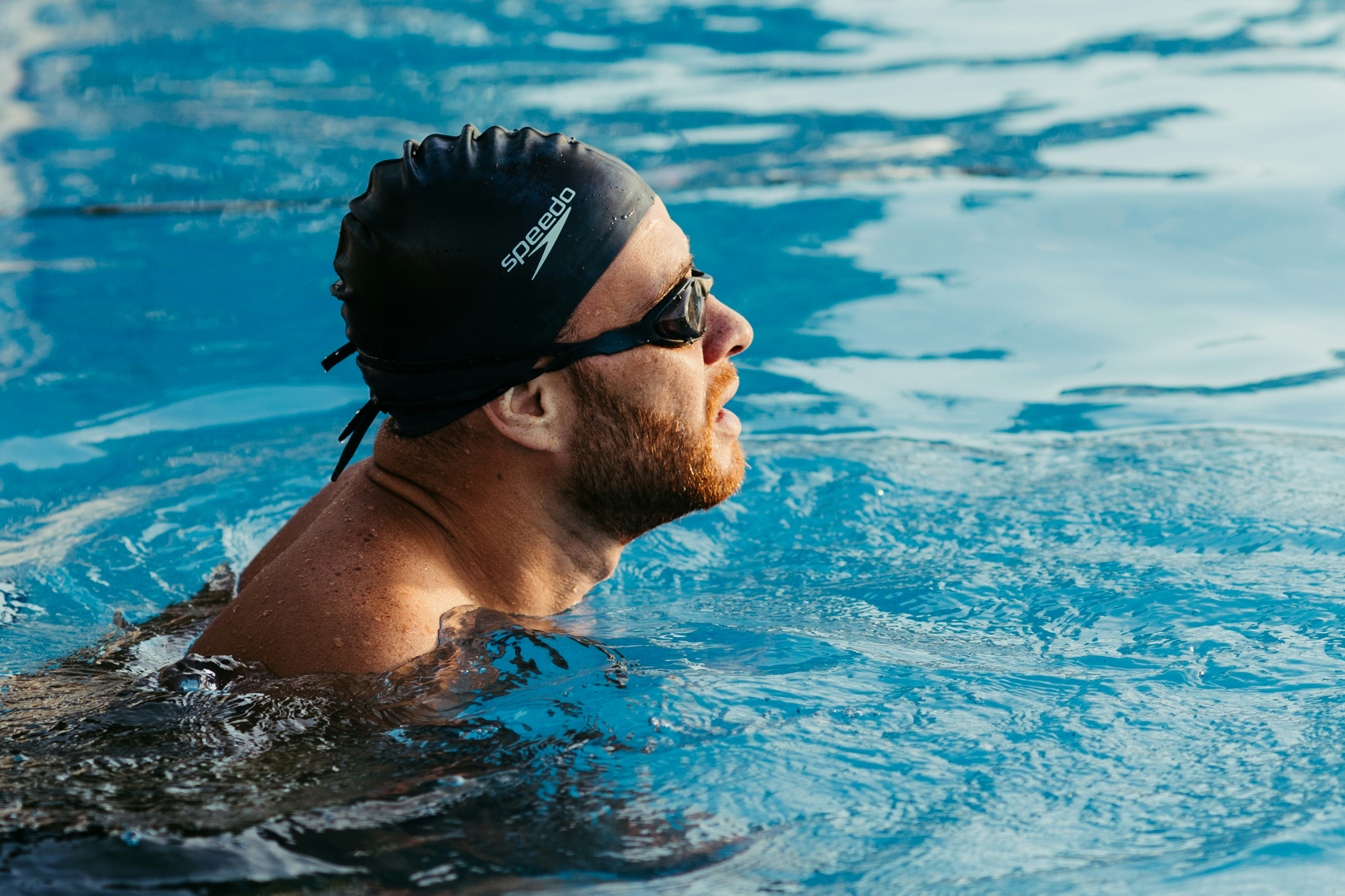 Un homme dans une piscine | Source : Unsplash