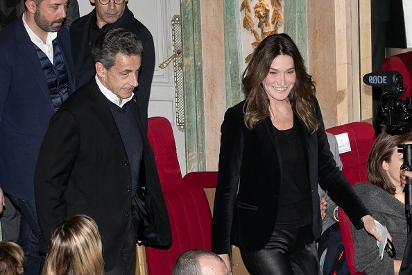 Nicolas Sarkozy et son épouse Carla Bruni Sarkozy assistent au dévoilement de son travail de cire au Musée Grevin le 17 décembre. | Photo: GettyImage