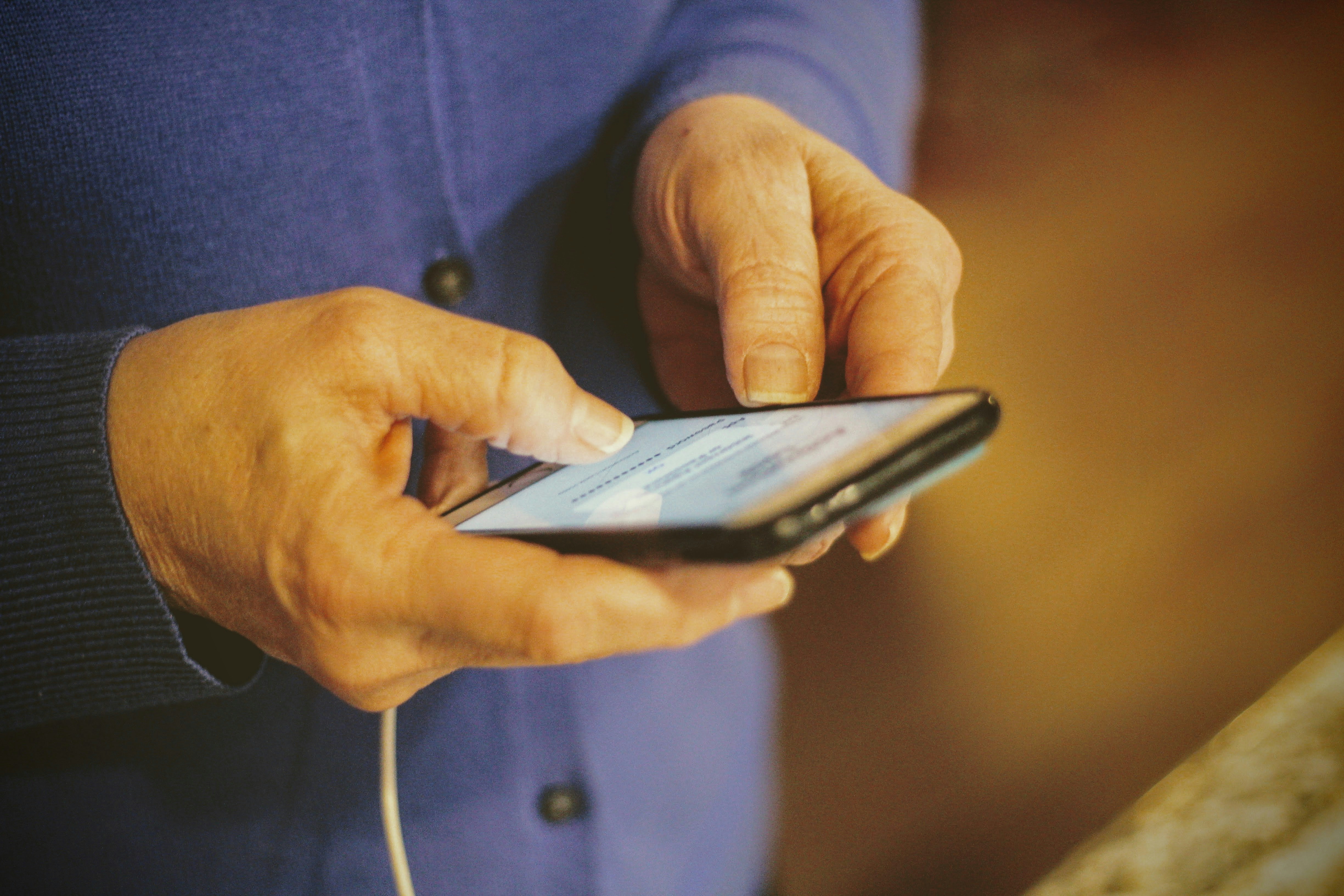 Une personne tenant un téléphone | Source : Unsplash