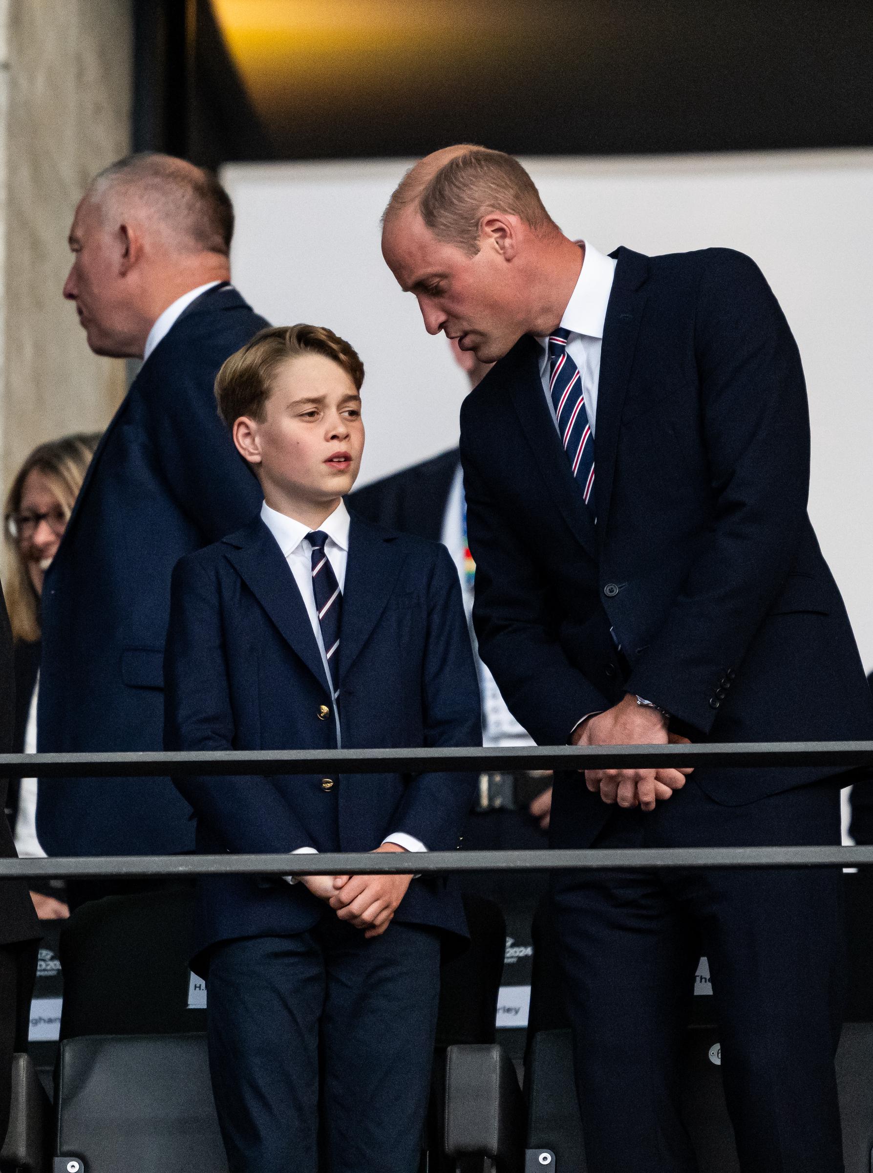 Le prince George et le prince William lors du match de football de la finale de l'UEFA EURO 2024 entre l'Espagne et l'Angleterre, le 14 juillet 2024, à Berlin, en Allemagne. | Source : Getty Images