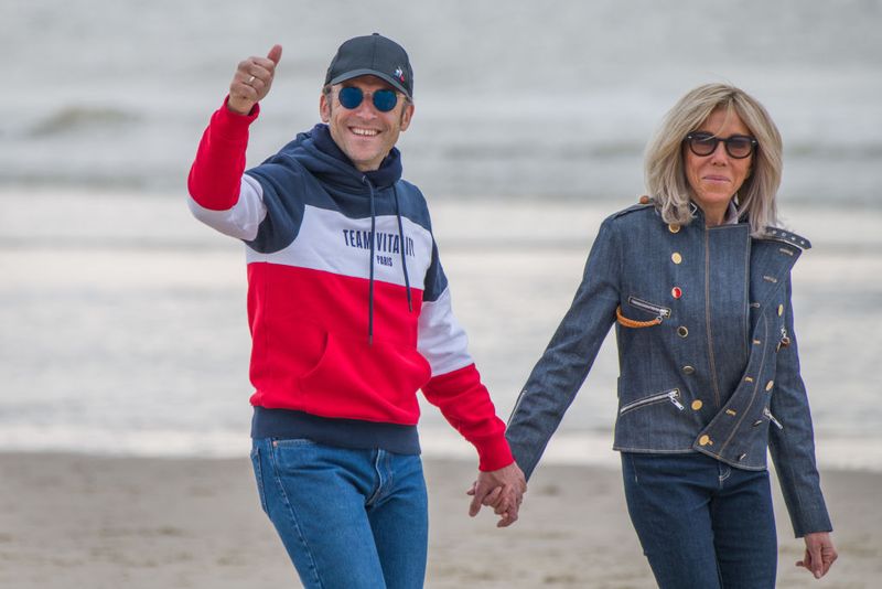 Les Macron se sont tenu la main en marchant le long de la plage du Touquet-Paris-Plage le 23 avril 2022. Connue pour être un lieu de retraite fréquent pour le couple, la ville a longtemps servi de toile de fond plus calme, loin des projecteurs politiques entourant leur vie très publique.