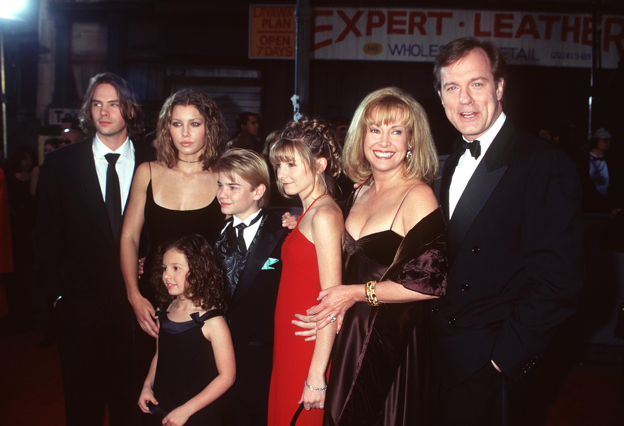 Barry Watson et les acteurs de "Sept à la maison" lors de la première cérémonie annuelle des TV Guide Awards le 1er février 1999 | Source : Getty Images