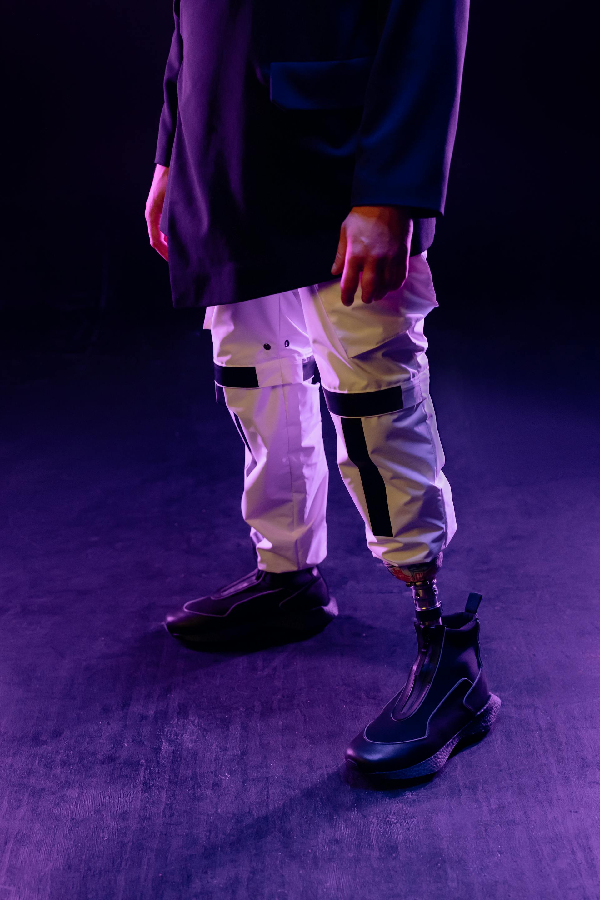 Un homme avec une prothèse de jambe en pantalon blanc et chaussures noires | Source : Pexels