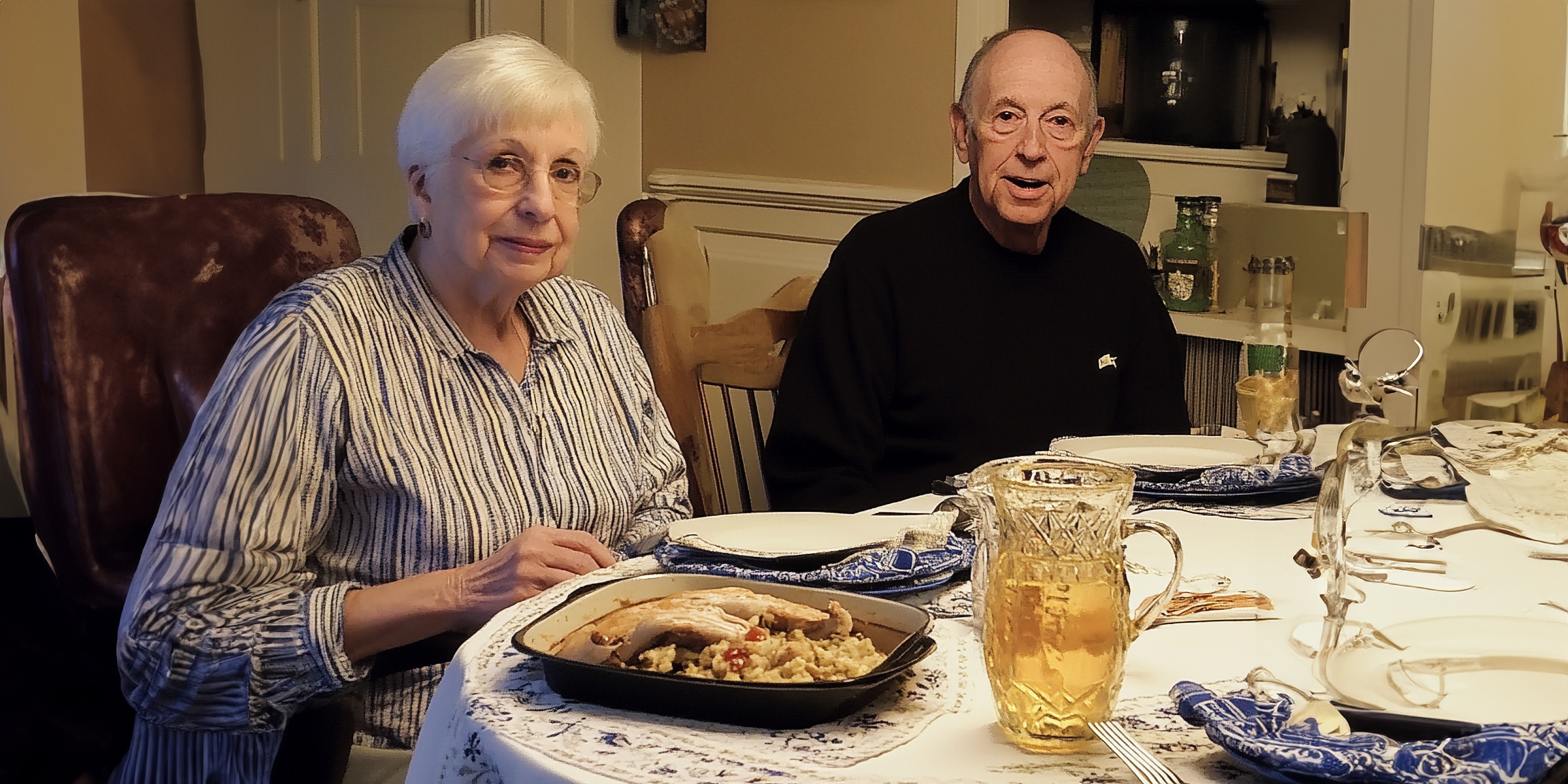 Un couple de personnes âgées à table | Source : Amomama