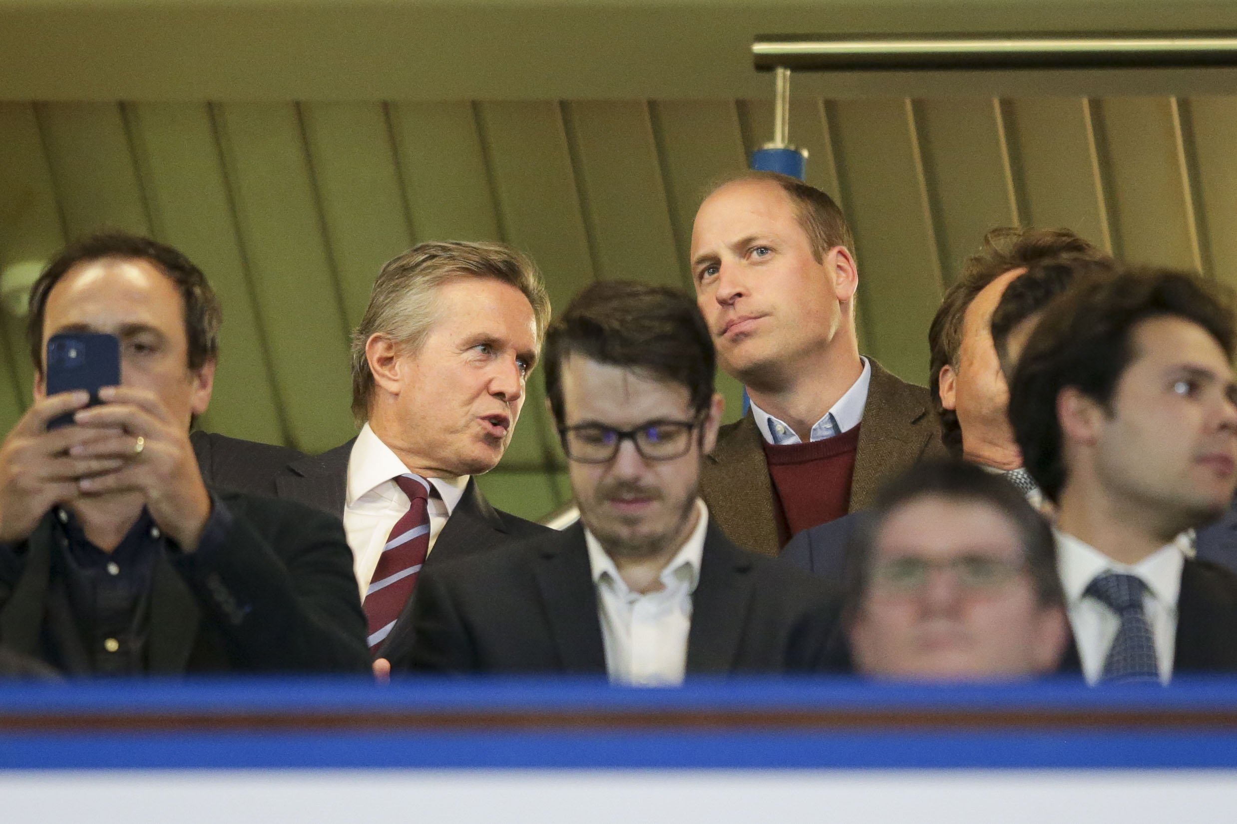 Le PDG d'Aston Villa Christian Purslow et le prince William discutent pendant le match du troisième tour de la Carabao Cup entre Chelsea et Aston Villa, le 22 septembre 2021, à Londres, en Angleterre | Source : Getty Images