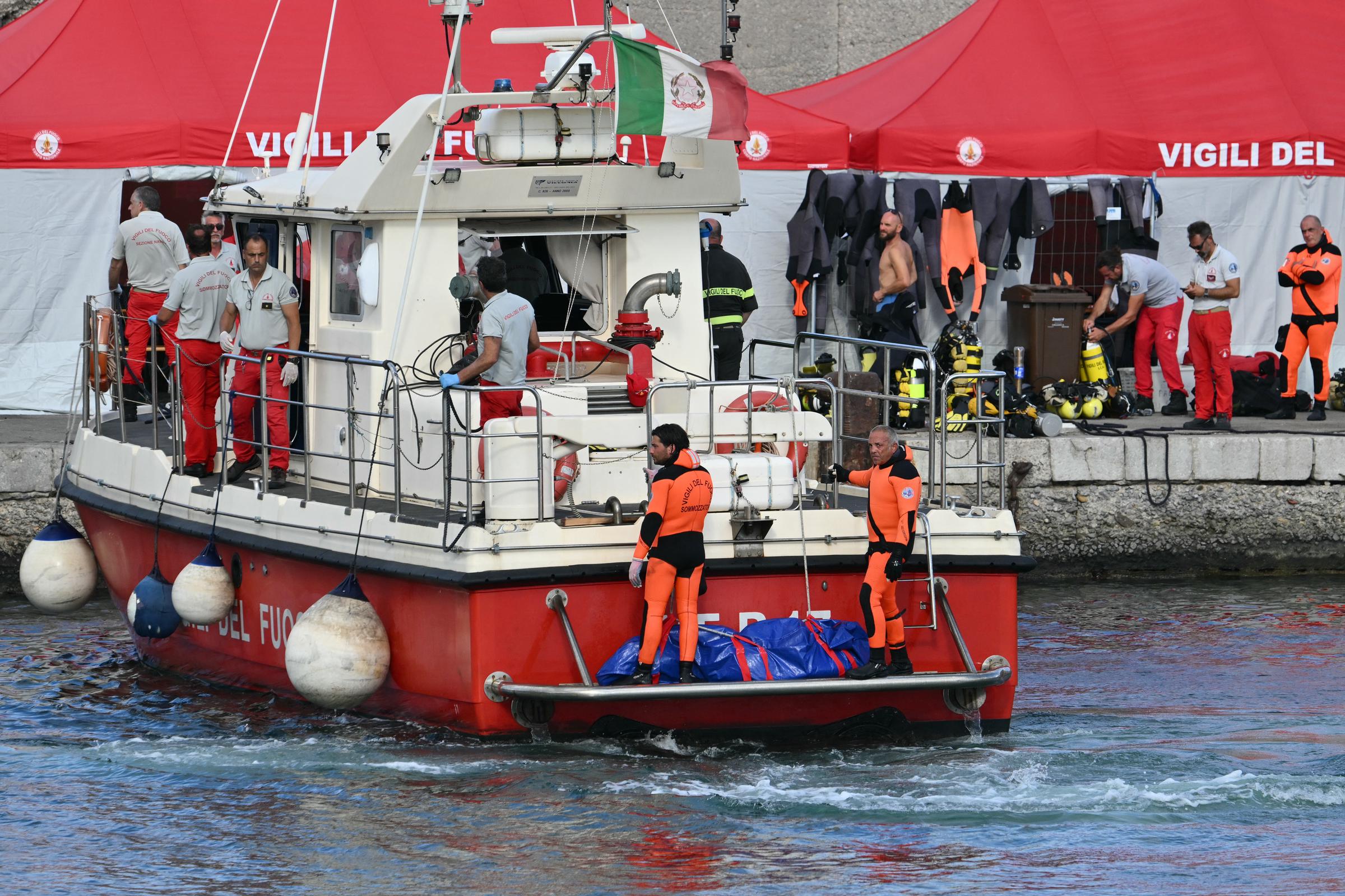 Des plongeurs arrivent avec un troisième corps à l'arrière du bateau dans le port de Porticello près de Palerme le 21 août 2024 | Source : Getty Images