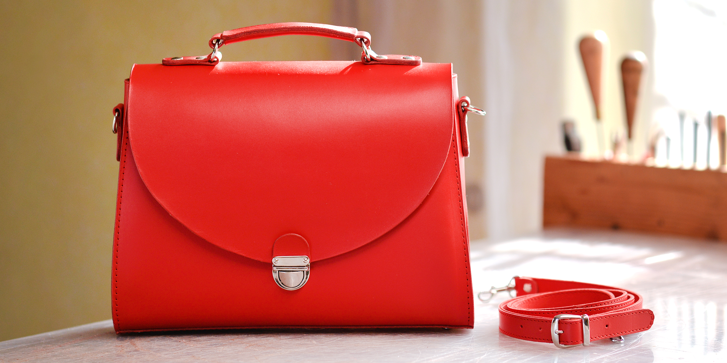 Un sac à main rouge sur une table | Source : Shutterstock