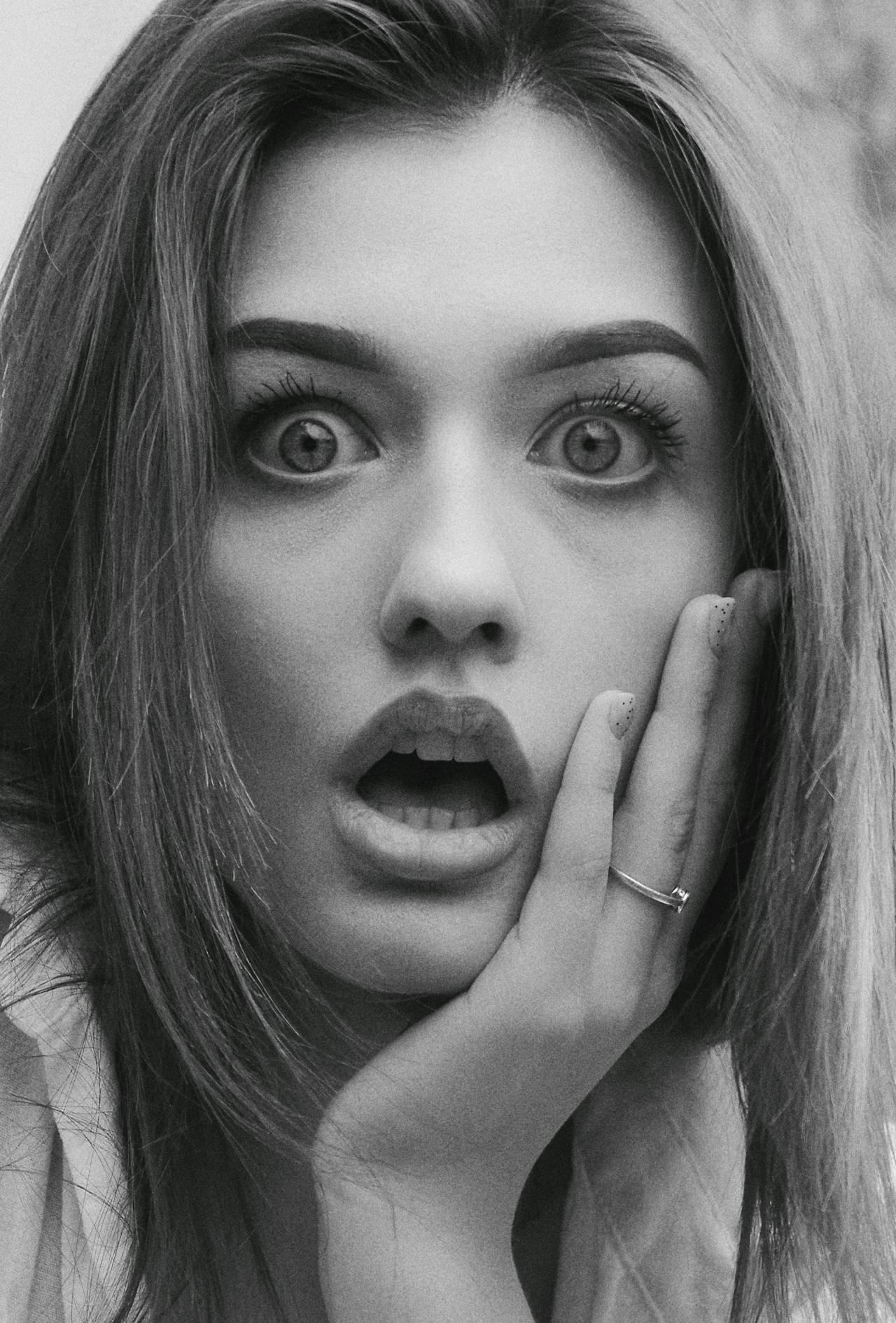 Photo en niveaux de gris d'une femme choquée | Source : Pexels