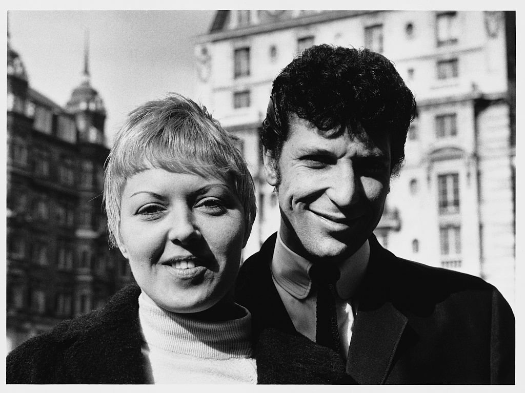Tom Jones avec sa femme Linda Trenchard en mars 1965 à Hanover Square, Londres, Royaume-Uni | Photo : Getty Images