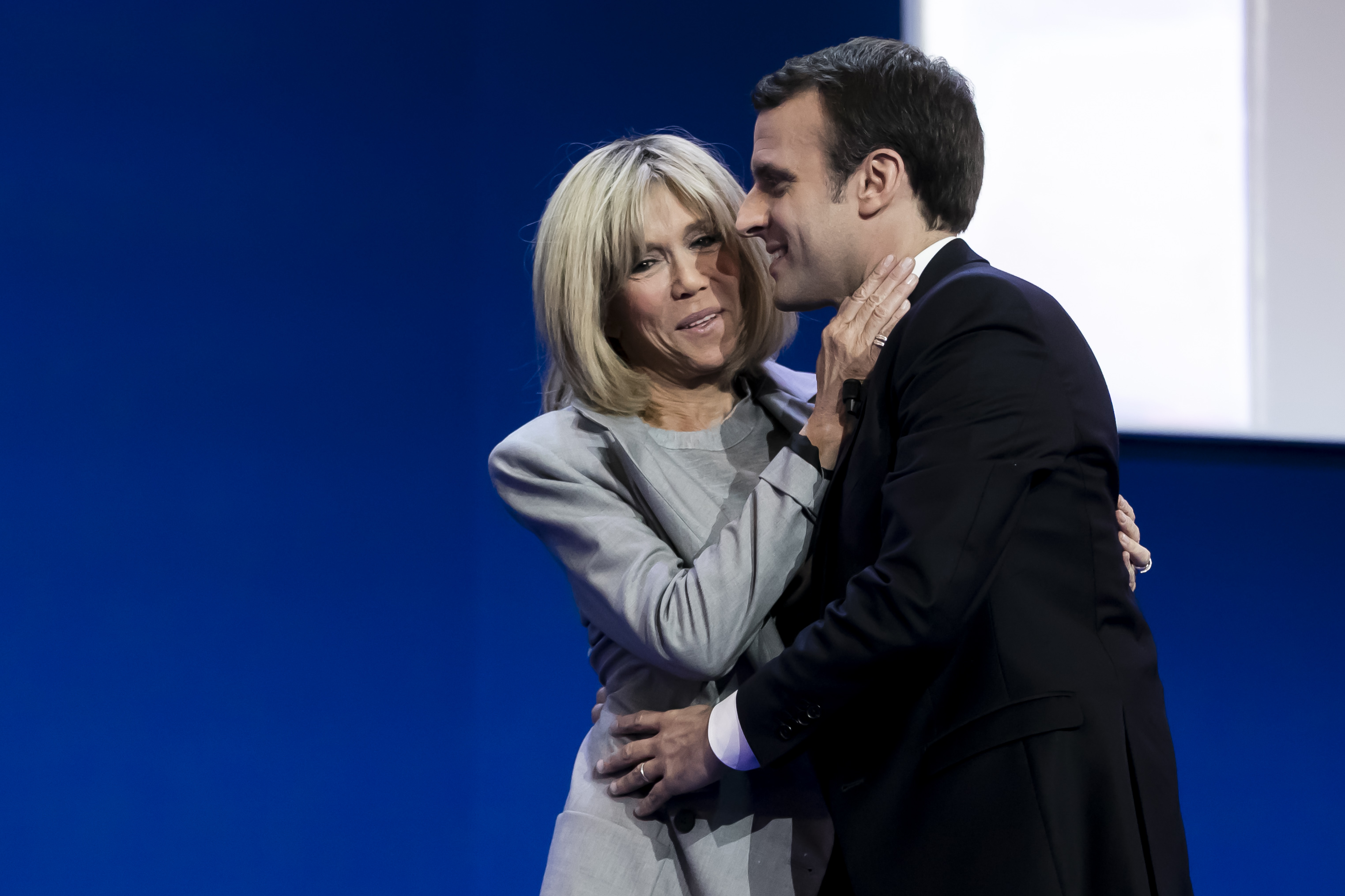 Emmanuel Macron, avec son épouse Brigitte Trogneux, s'adresse aux militants après l'annonce des résultats de l'élection présidentielle française, le 23 avril 2017 à Paris, en France. | Source : Getty Images