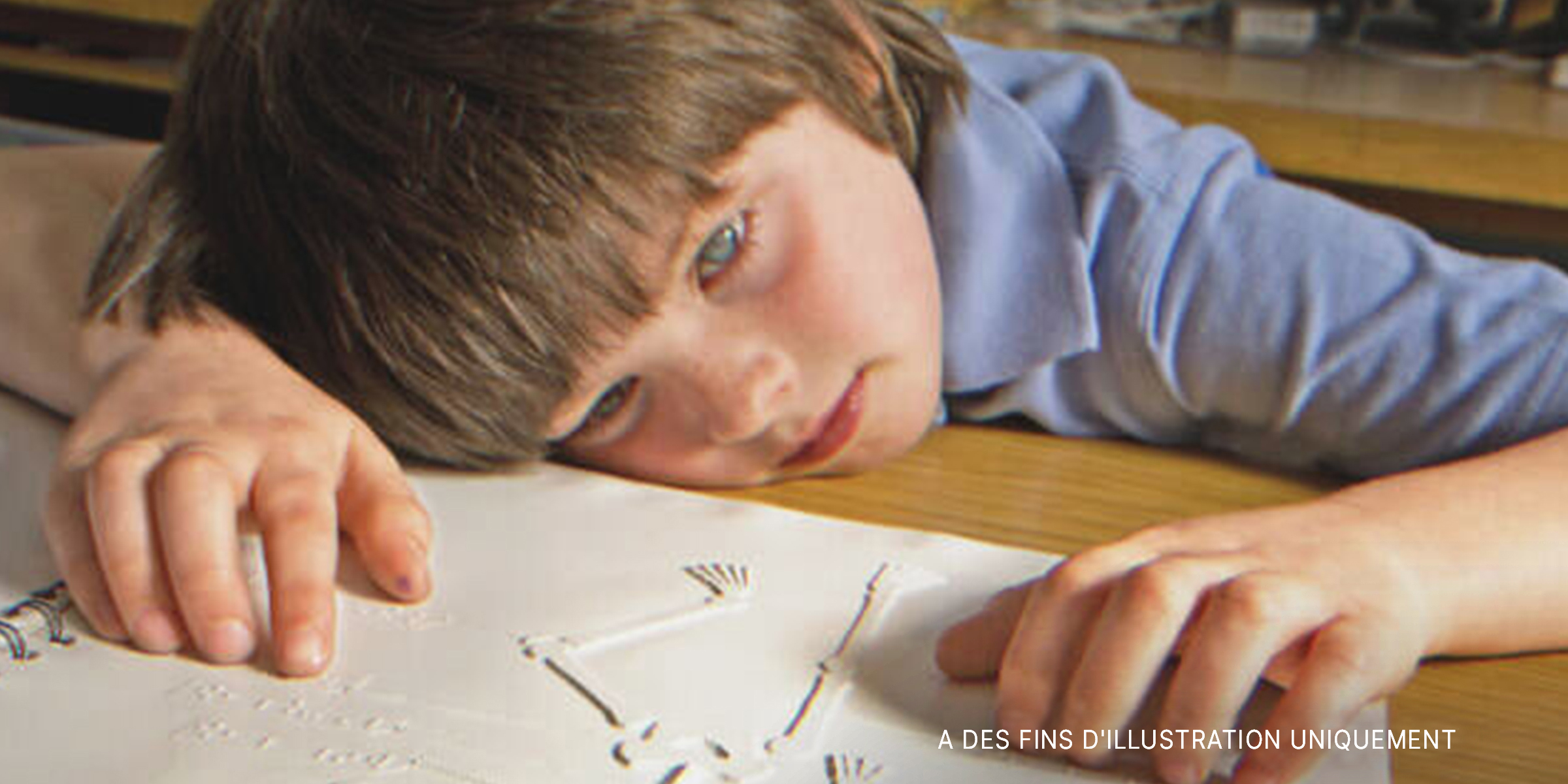 Un garçon aveugle à un bureau | Source : Getty Images