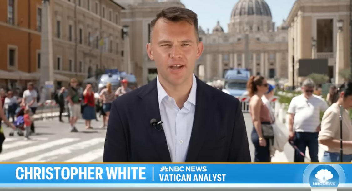Christopher White, analyste du Vatican pour NBC News, en reportage sur la place Saint-Pierre pendant la période précédant le conclave papal, posté le 22 avril 2025 | Source : YouTube/TODAY