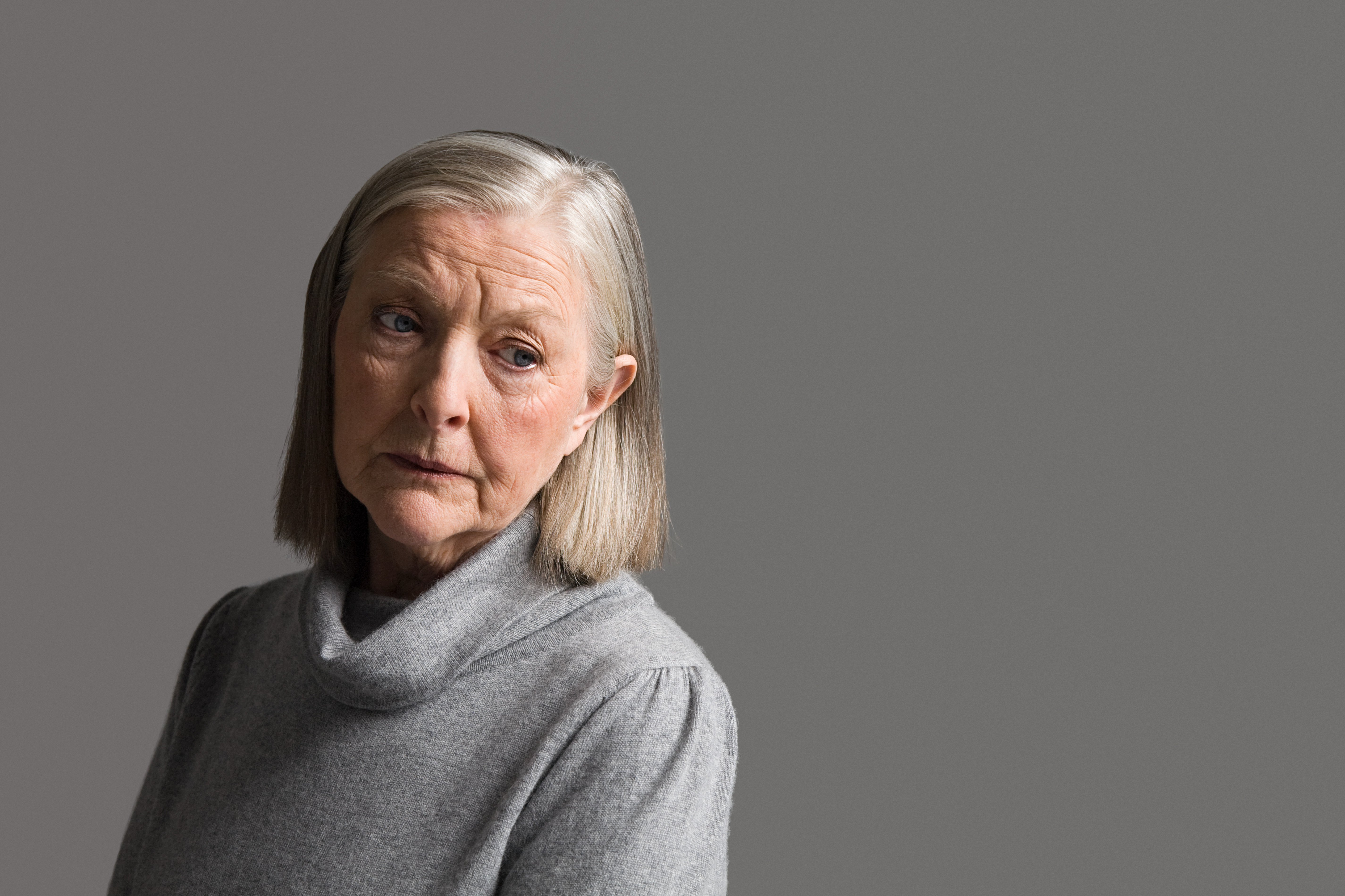 Femme âgée qui semble inquiète | Source : Getty Images