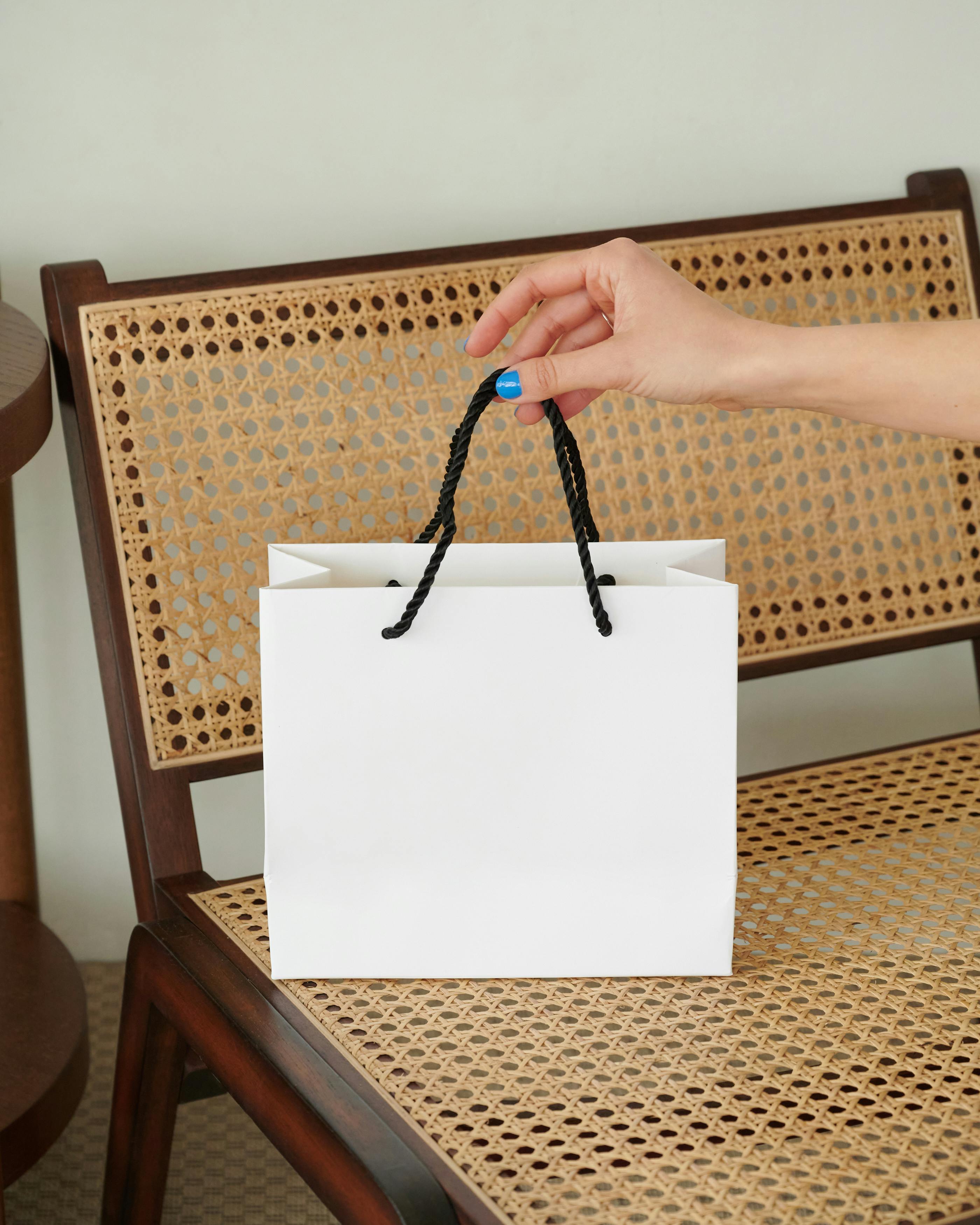 Une personne tenant un sac cadeau blanc | Source : Pexels