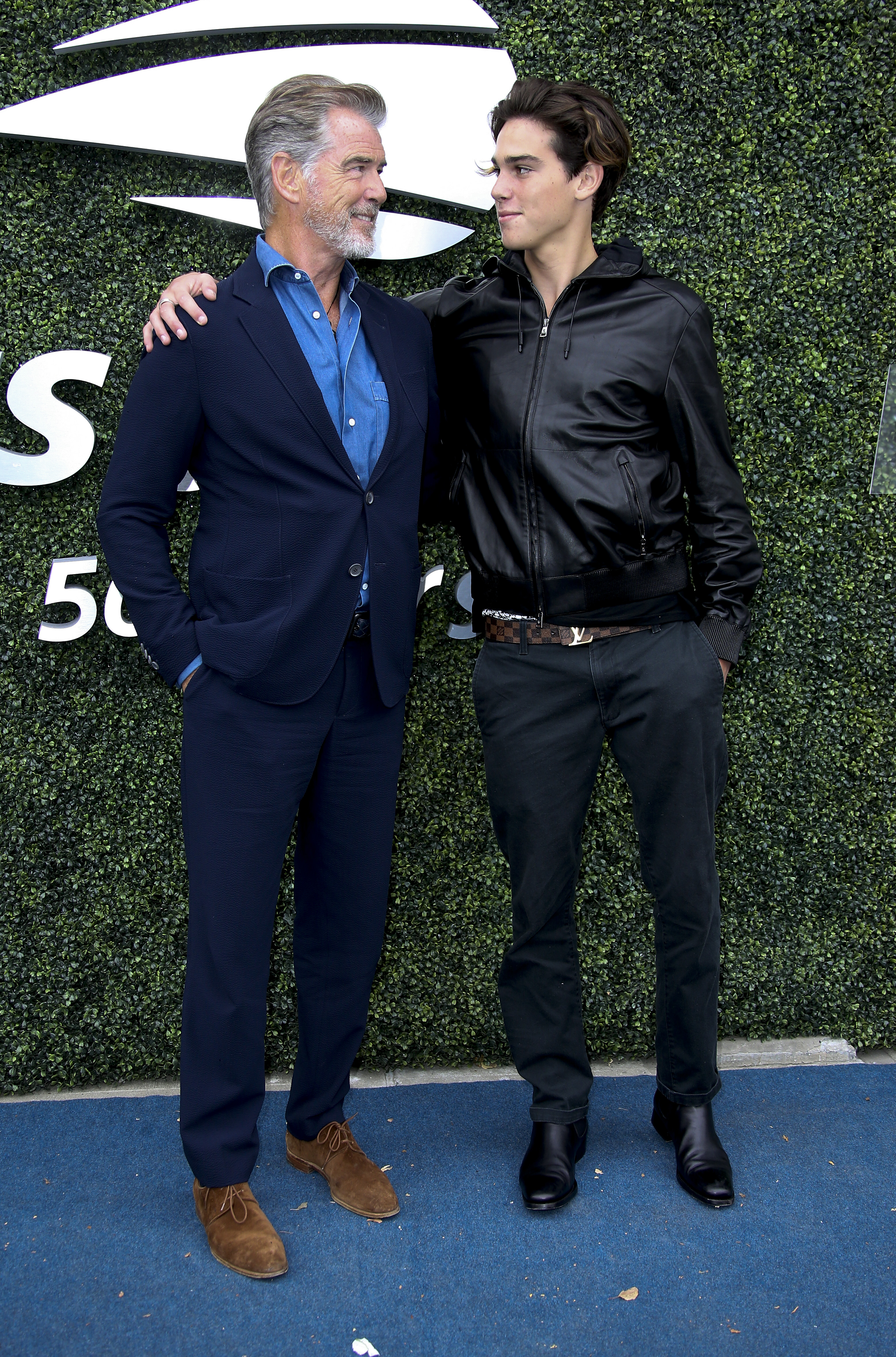 Pierce et Paris Brosnan assistent à l'US Open 2018 à Flushing Meadows, dans le Queens, à New York, le 8 septembre 2018 | Source : Getty Images