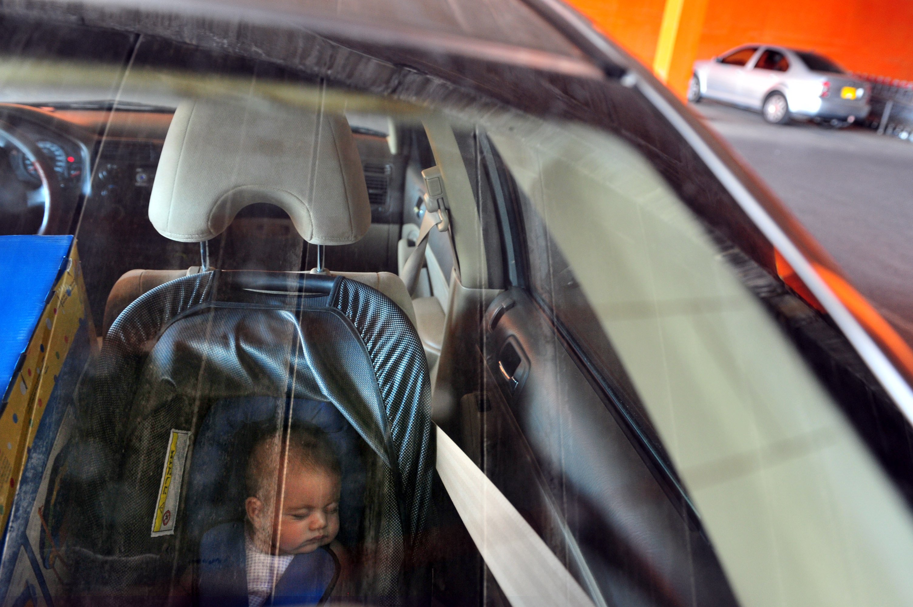La photo d'un bébé dans la voiture fermée | Source : Shutterstock