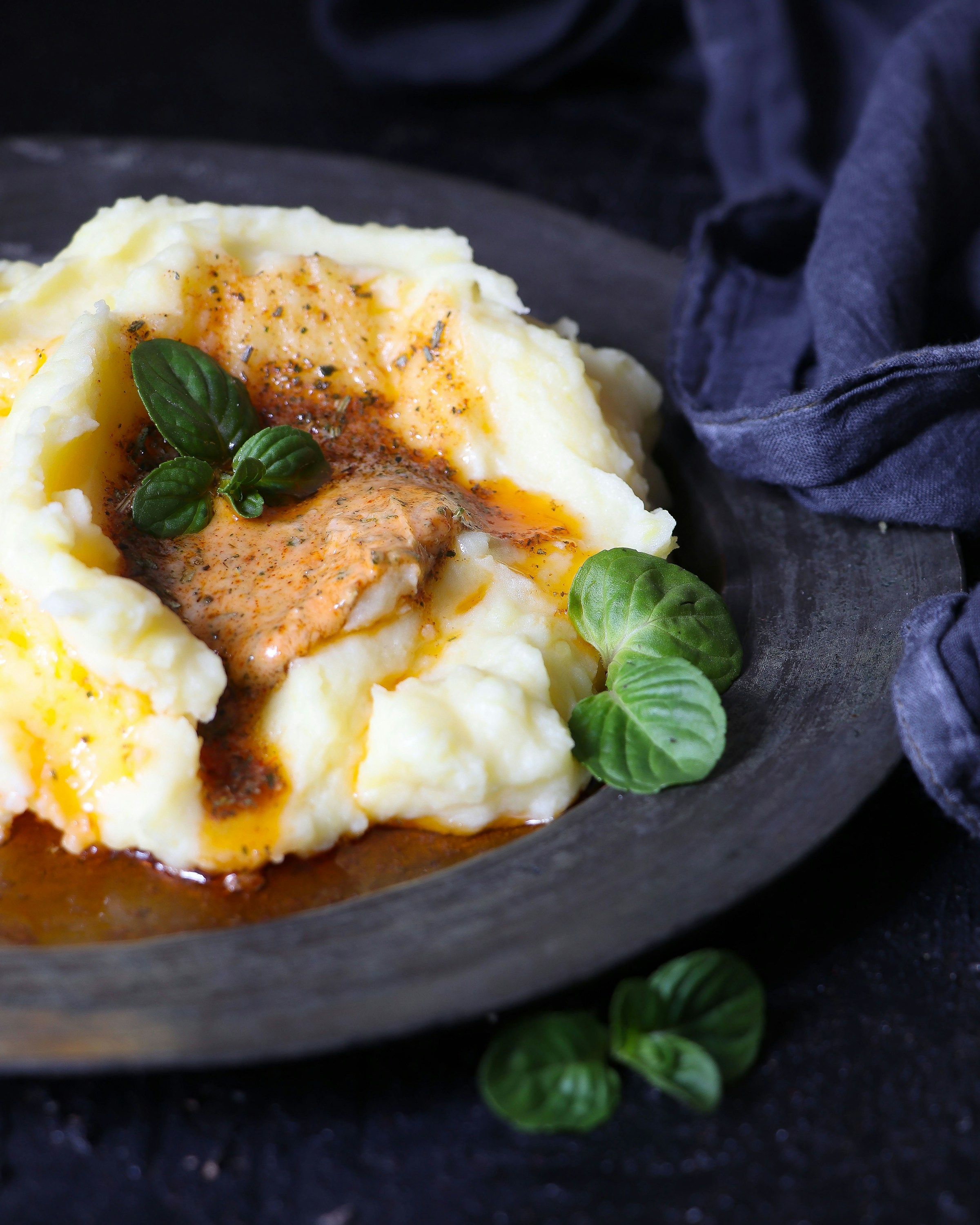 Une assiette de purée de pommes de terre recouverte de sauce | Source : Unsplash