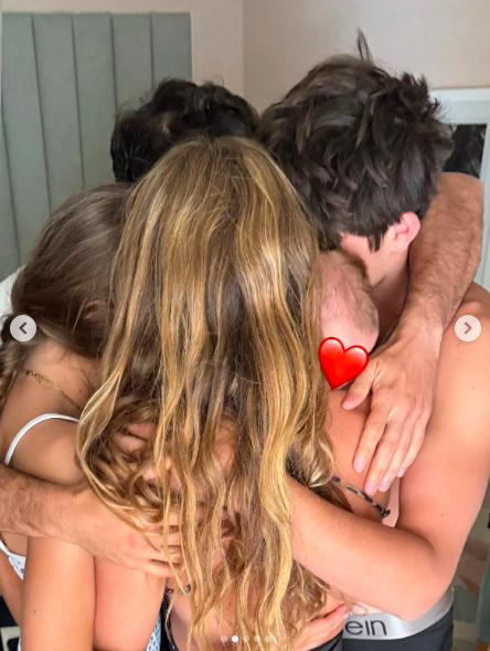 Gisele Bündchen dans un câlin de groupe avec tous ses enfants et un être cher. | Source : Instagram/gisele