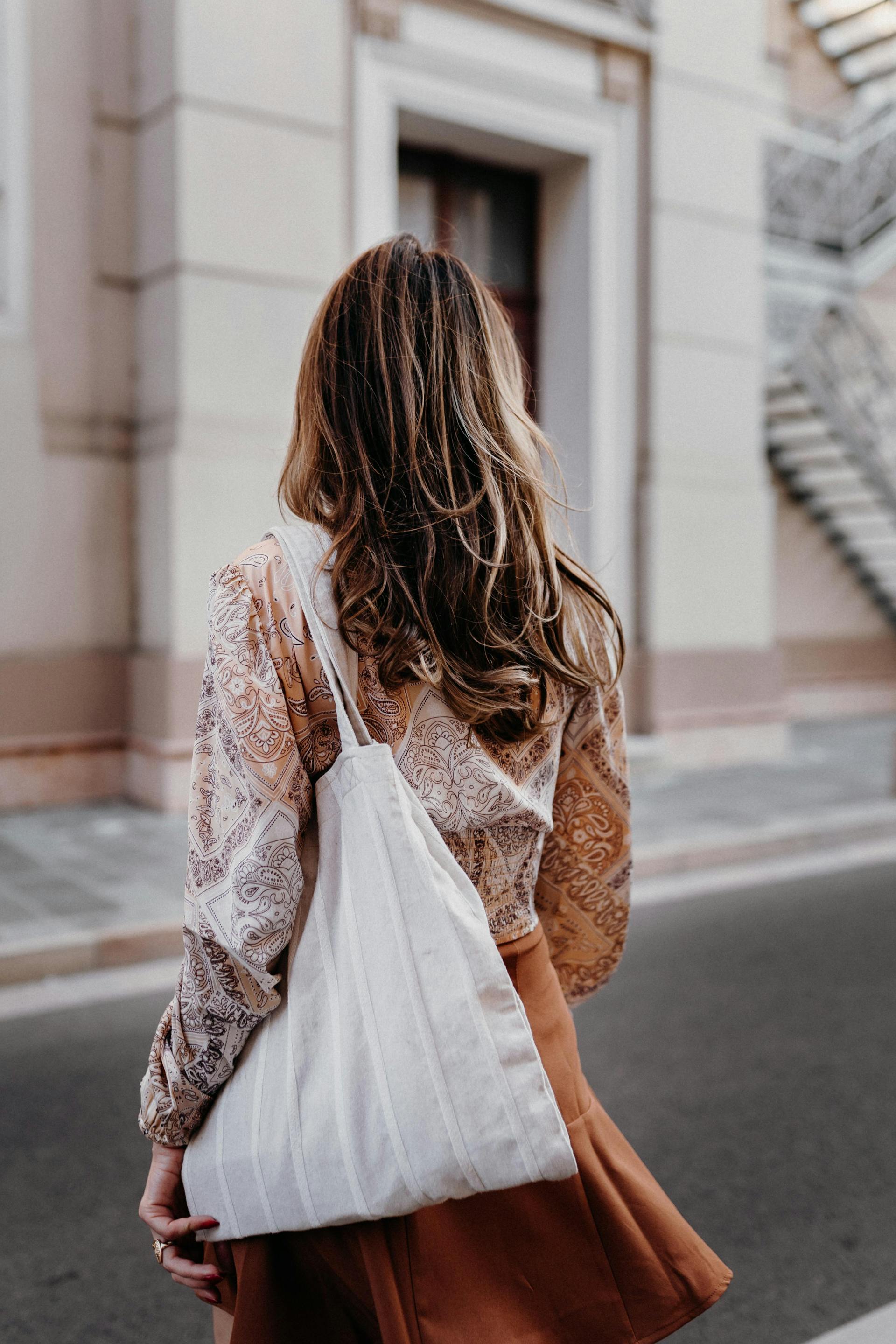 Une femme avec un tote bag sur l'épaule | Source : Pexels