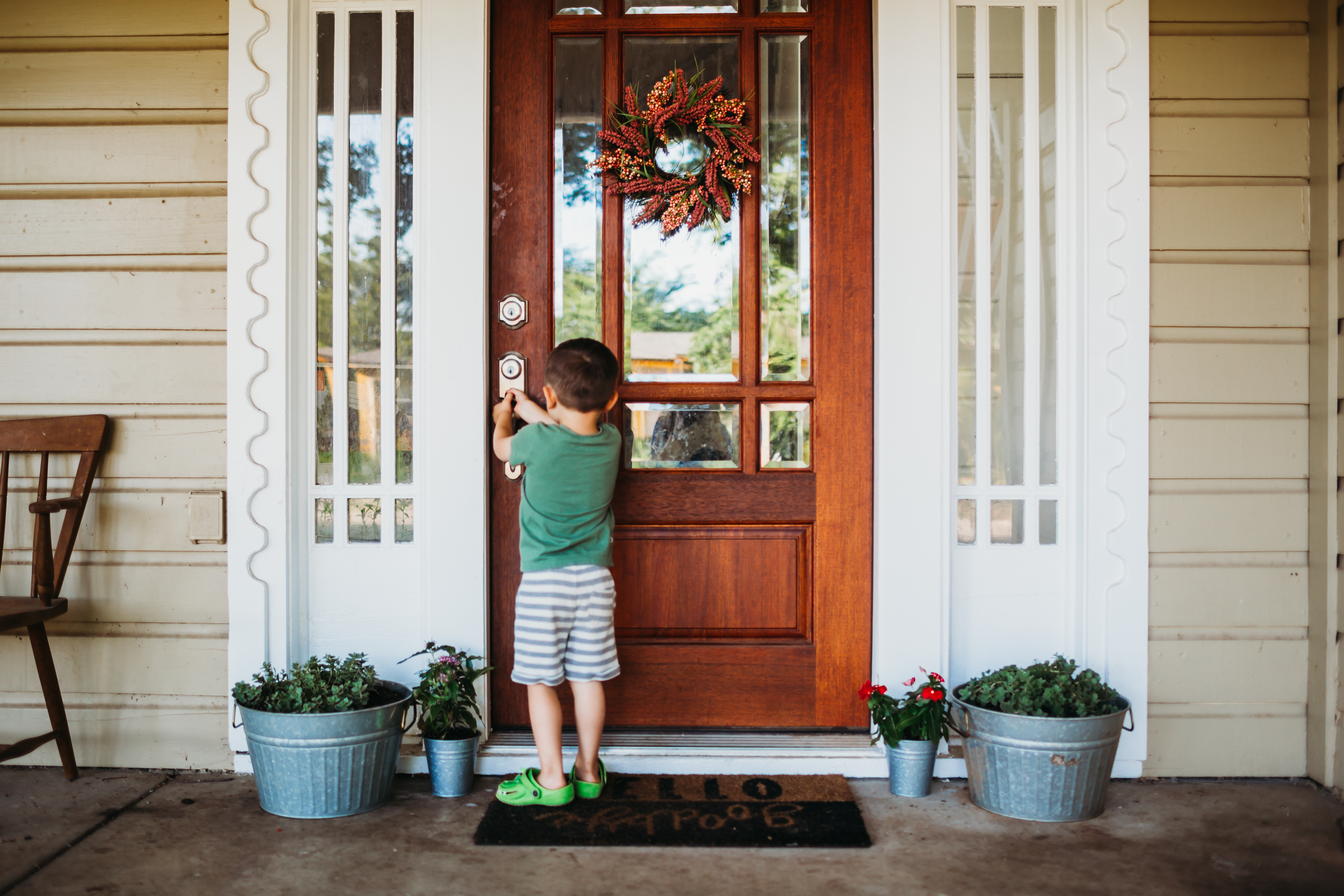 Un petit garçon debout sur le pas d'une porte | Source : Getty Images
