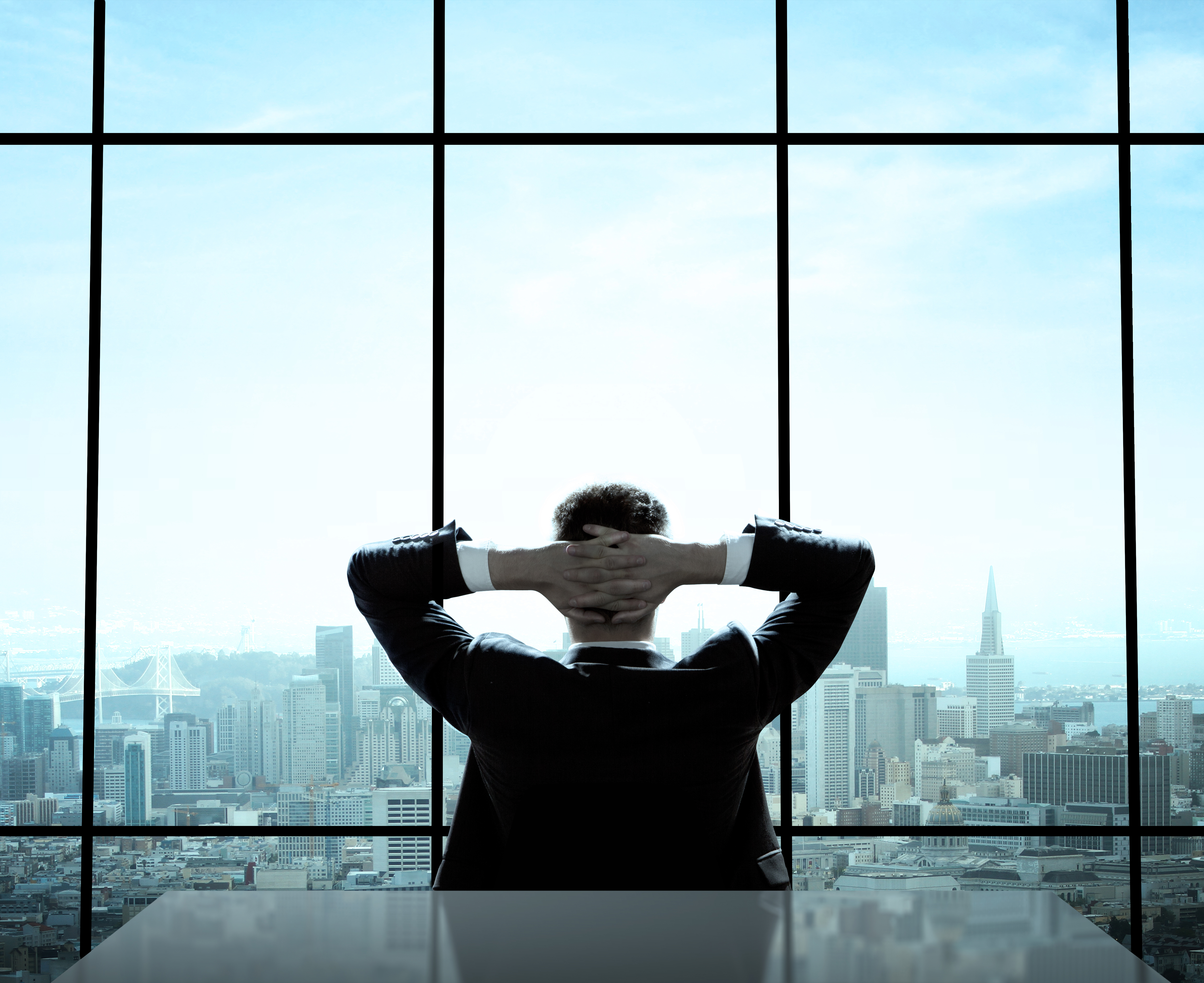 Um homem sentado em um escritório | Fonte: Shutterstock