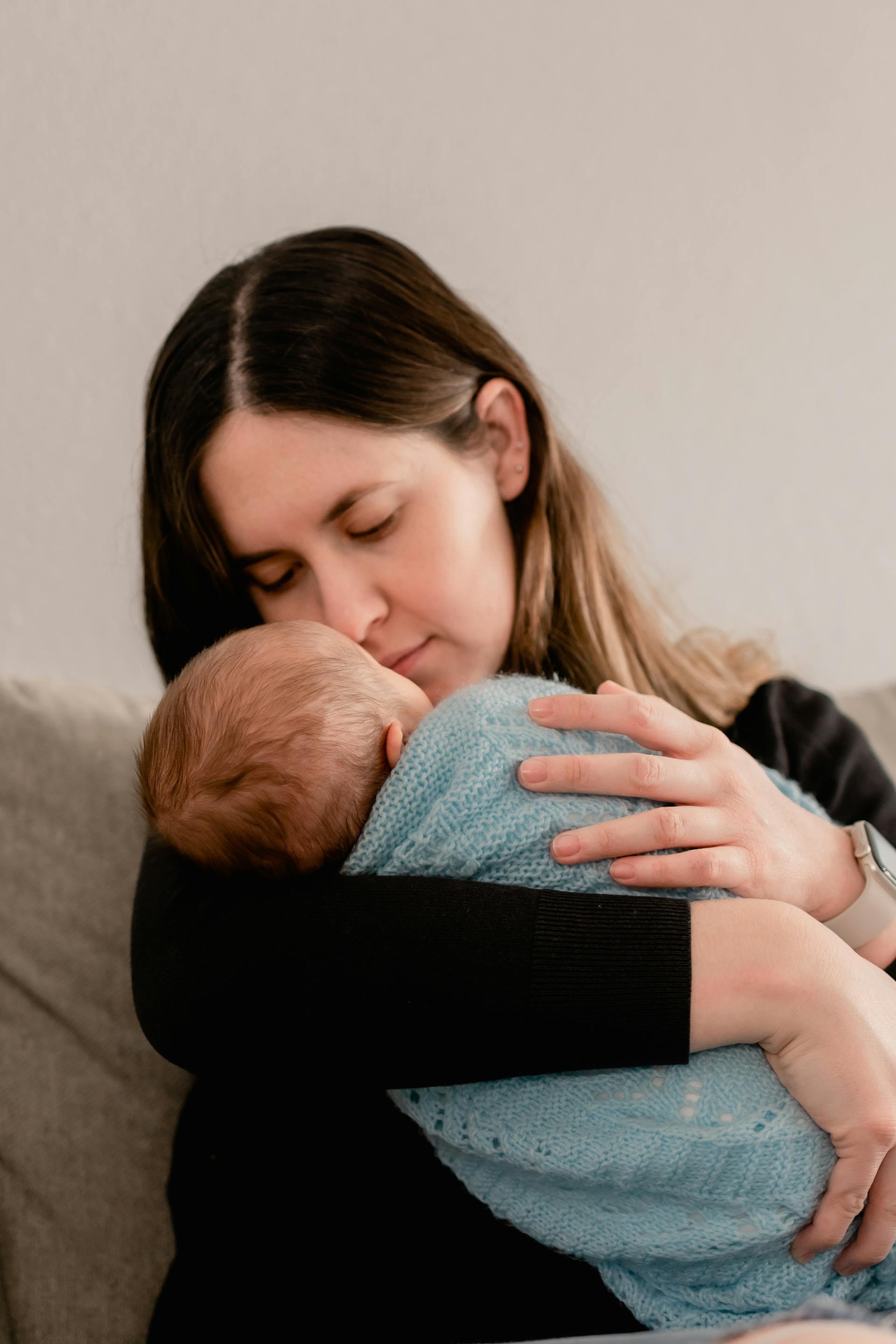 Une femme tenant un nouveau-né | Source : Pexels