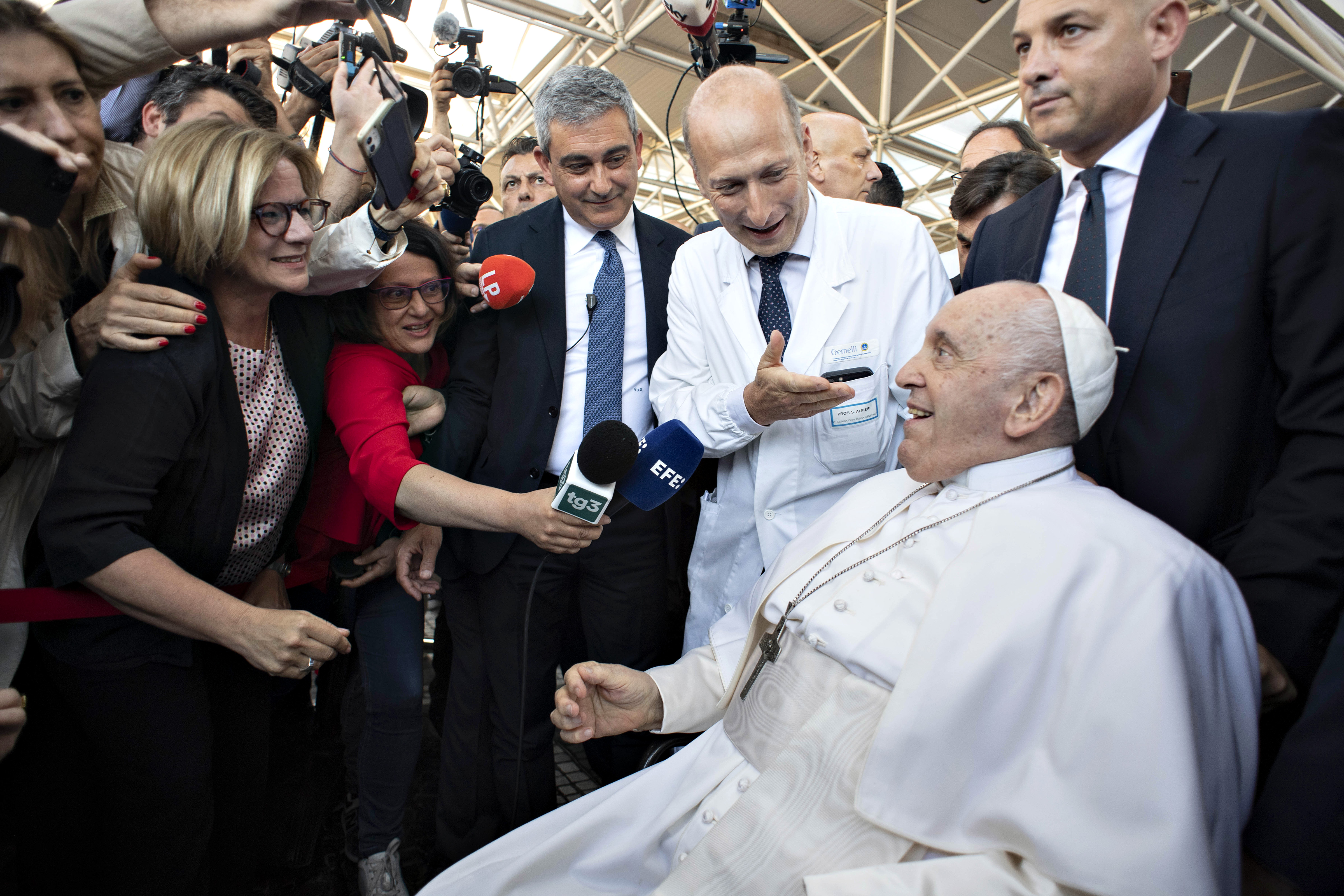 Le pape François quittant l'hôpital Gemelli après avoir été déchargé à la suite d'une opération chirurgicale à Rome, en Italie, le 16 juin 2023. | Source : Getty Images