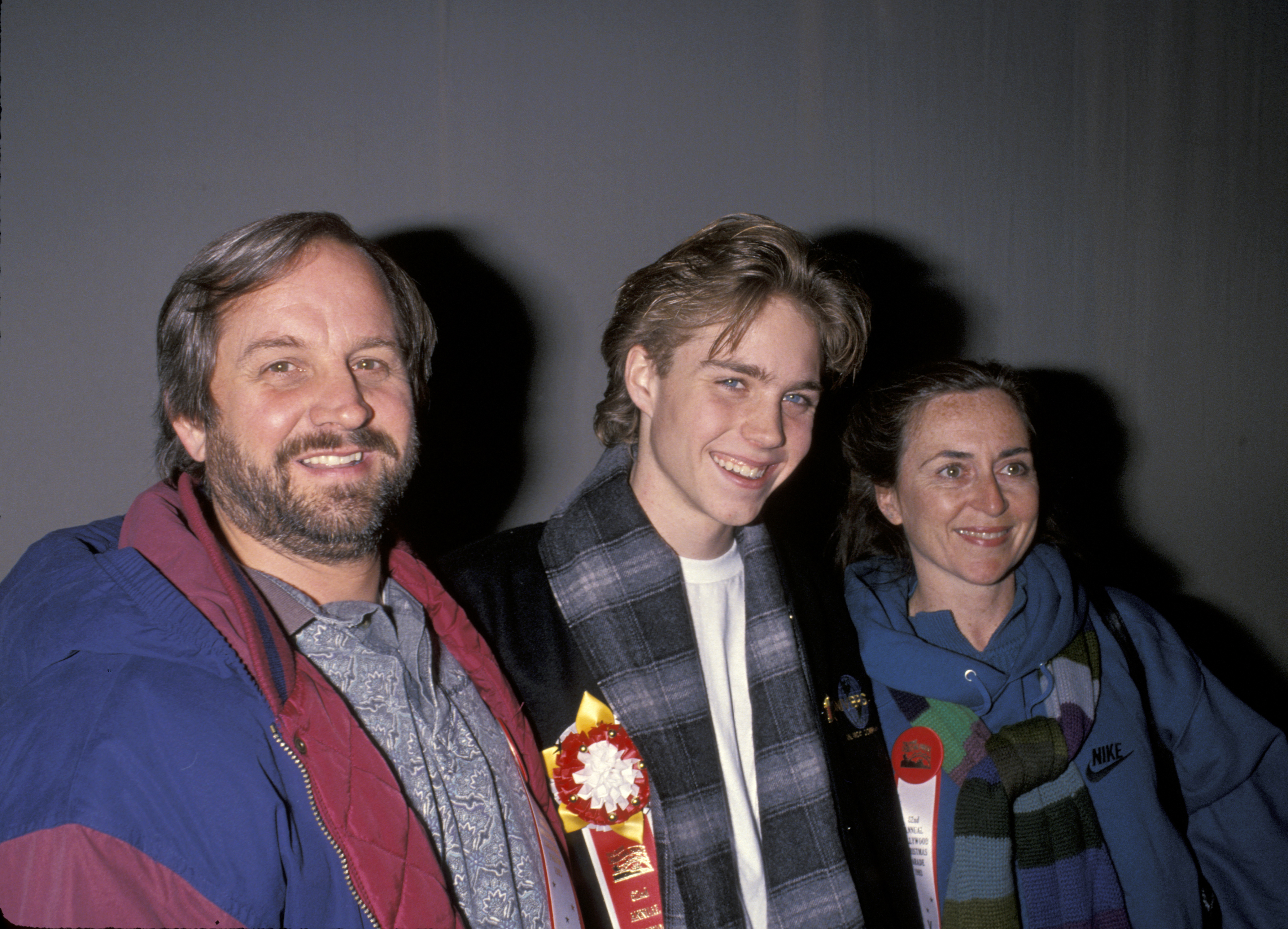Jonathan Brandis avec ses parents Greg et Mary Brandis en 1993 | Source : Getty Images