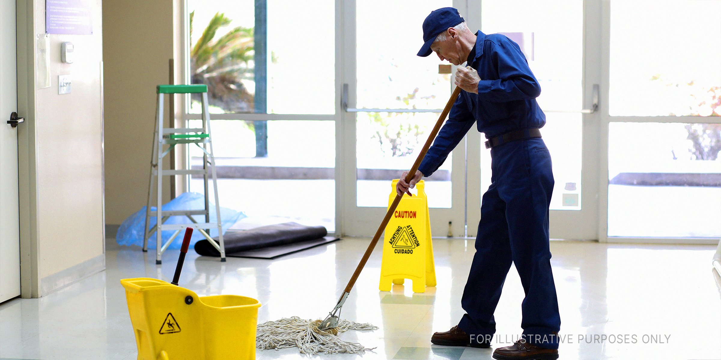 Concierge nettoyant les sols | Source : Getty Images