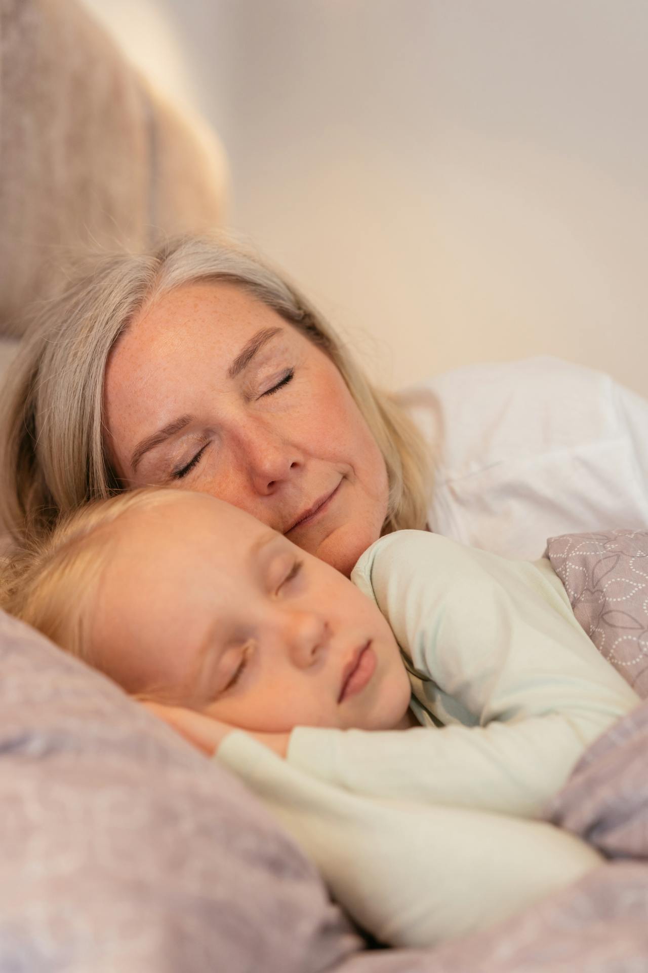 Une femme âgée dormant à côté de sa petite-fille | Source : Pexels