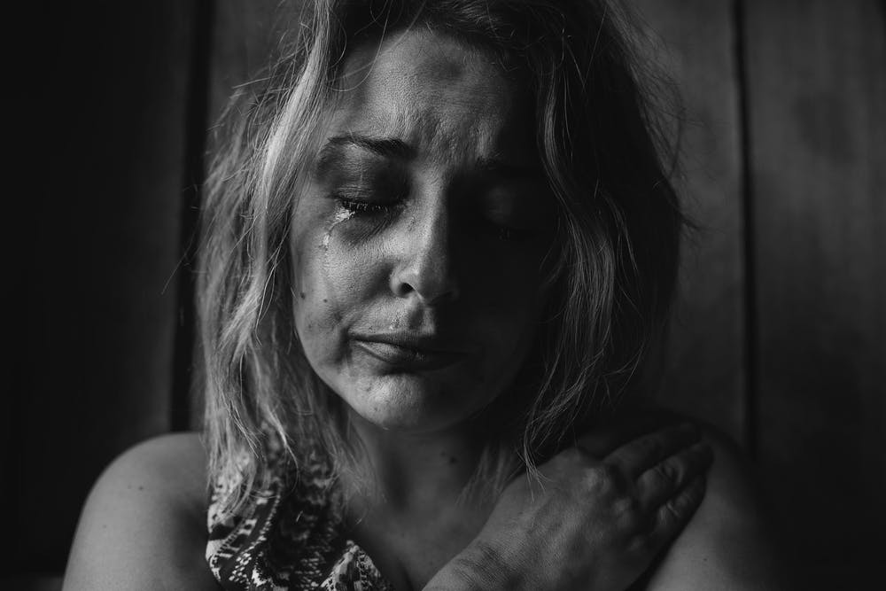 Une femme pleurant après avoir été battue | Photo : Pexels 