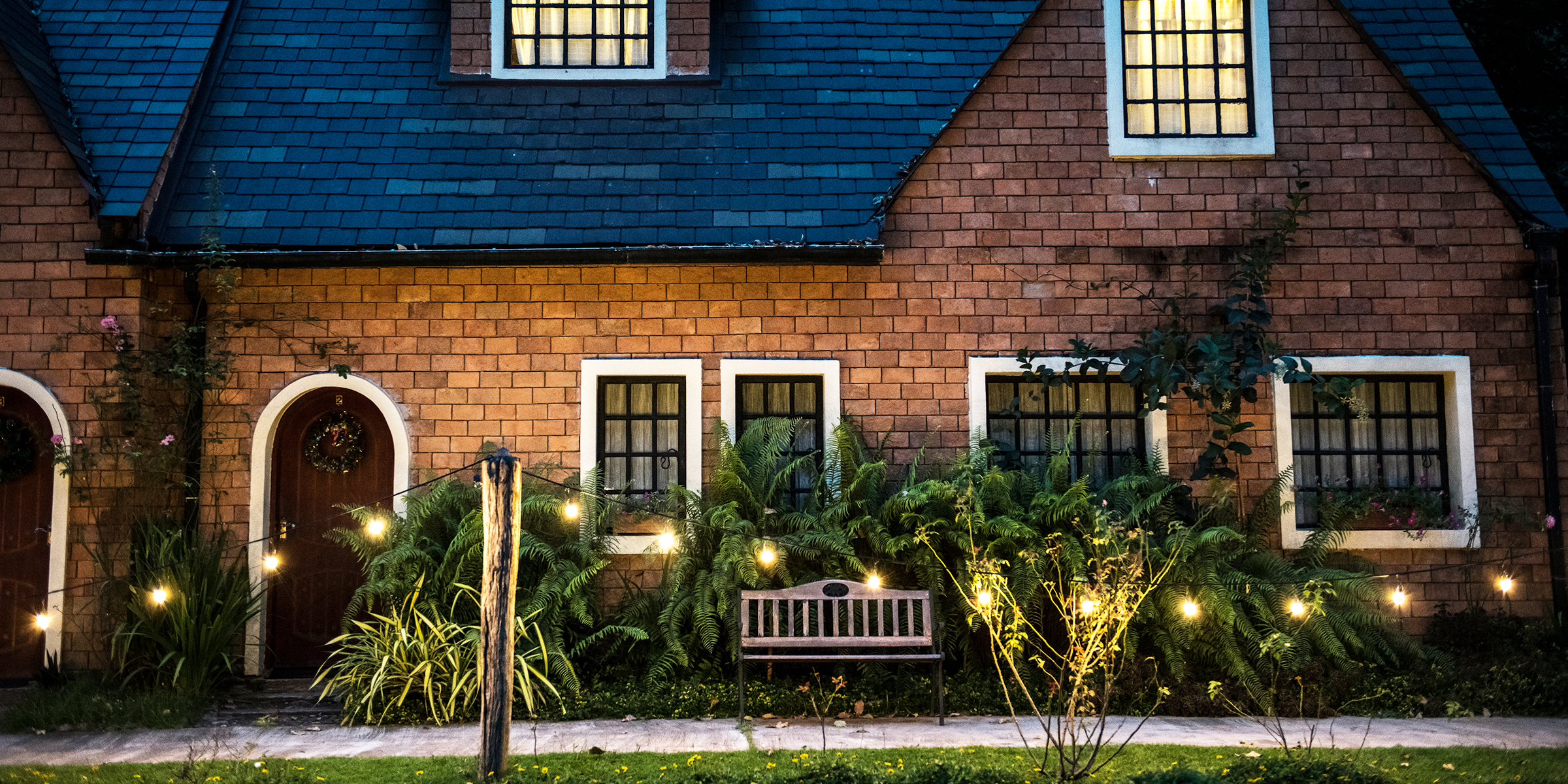 Une belle maison en briques rouges avec des lumières décoratives | Source : Shutterstock